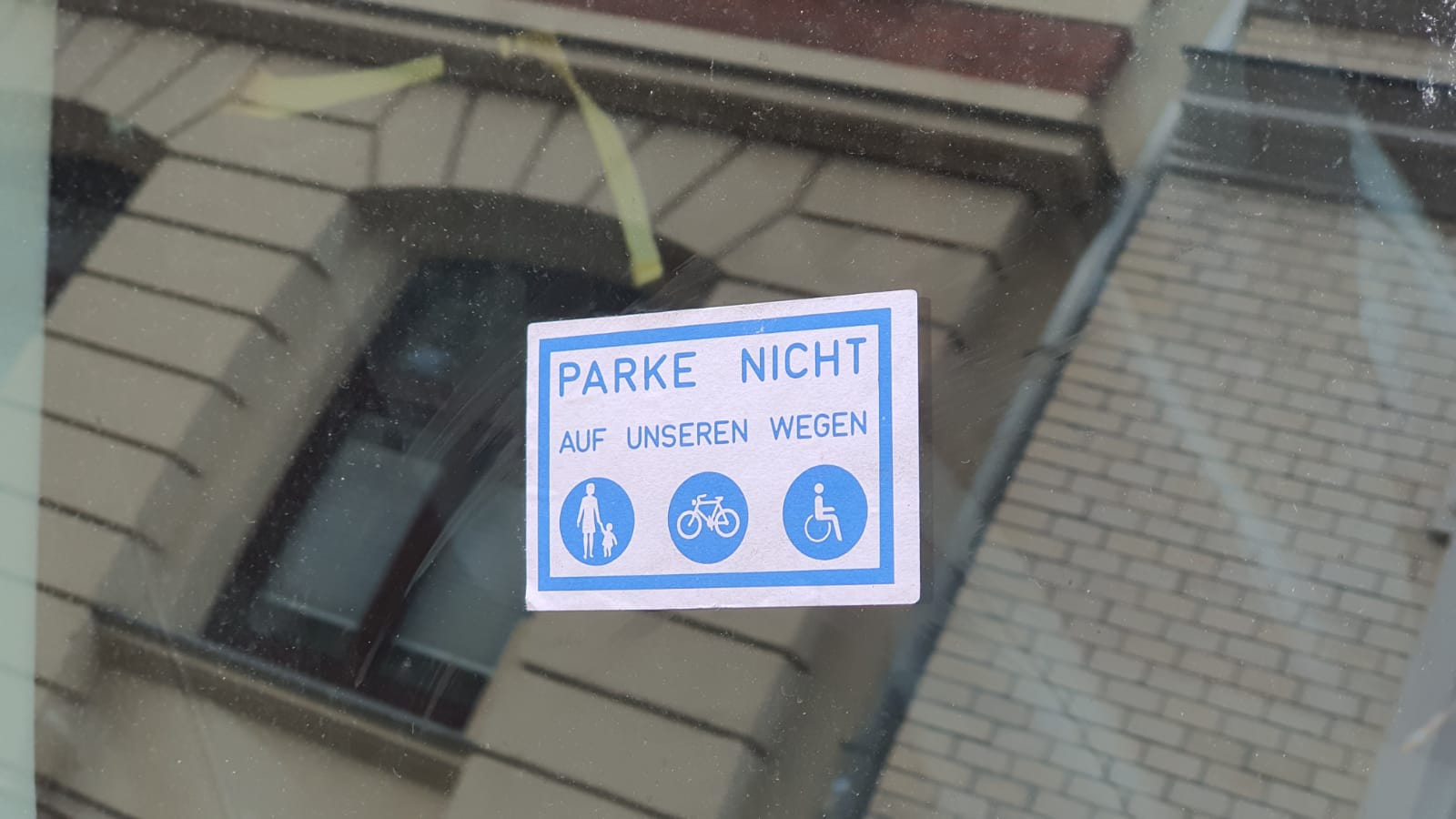 Parke nicht auf unseren Wegen“: Autoscheiben und Spiegel im Paulusviertel  beklebt – Du bist Halle