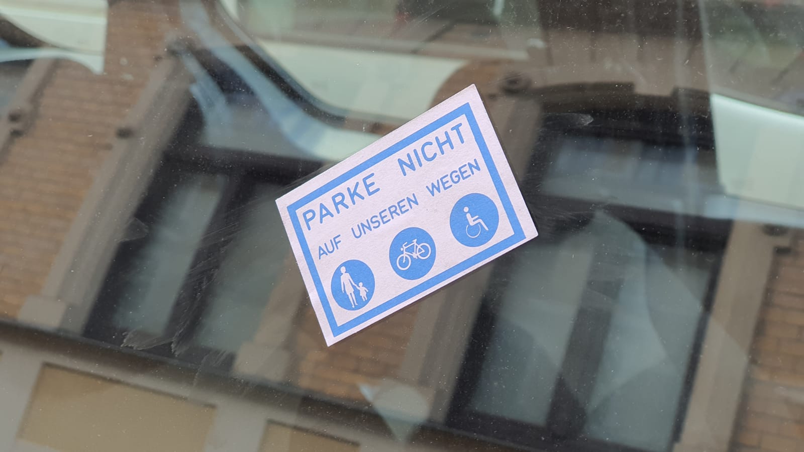 Parke nicht auf unseren Wegen“: Autoscheiben und Spiegel im Paulusviertel  beklebt – Du bist Halle