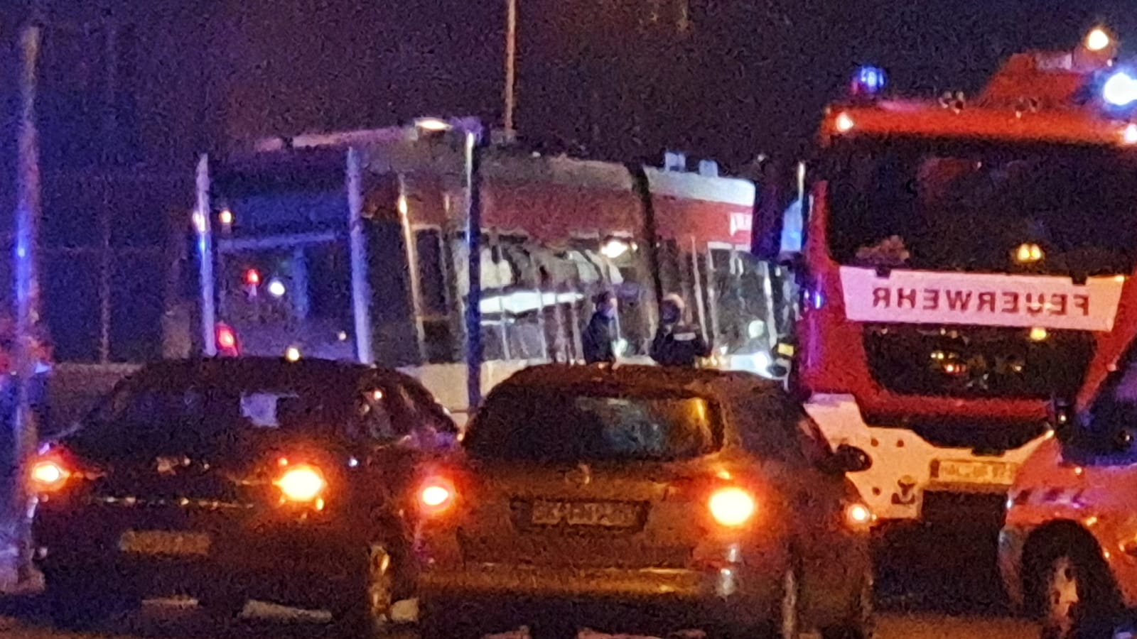 Halle unfall straßenbahn Köln: Zwei
