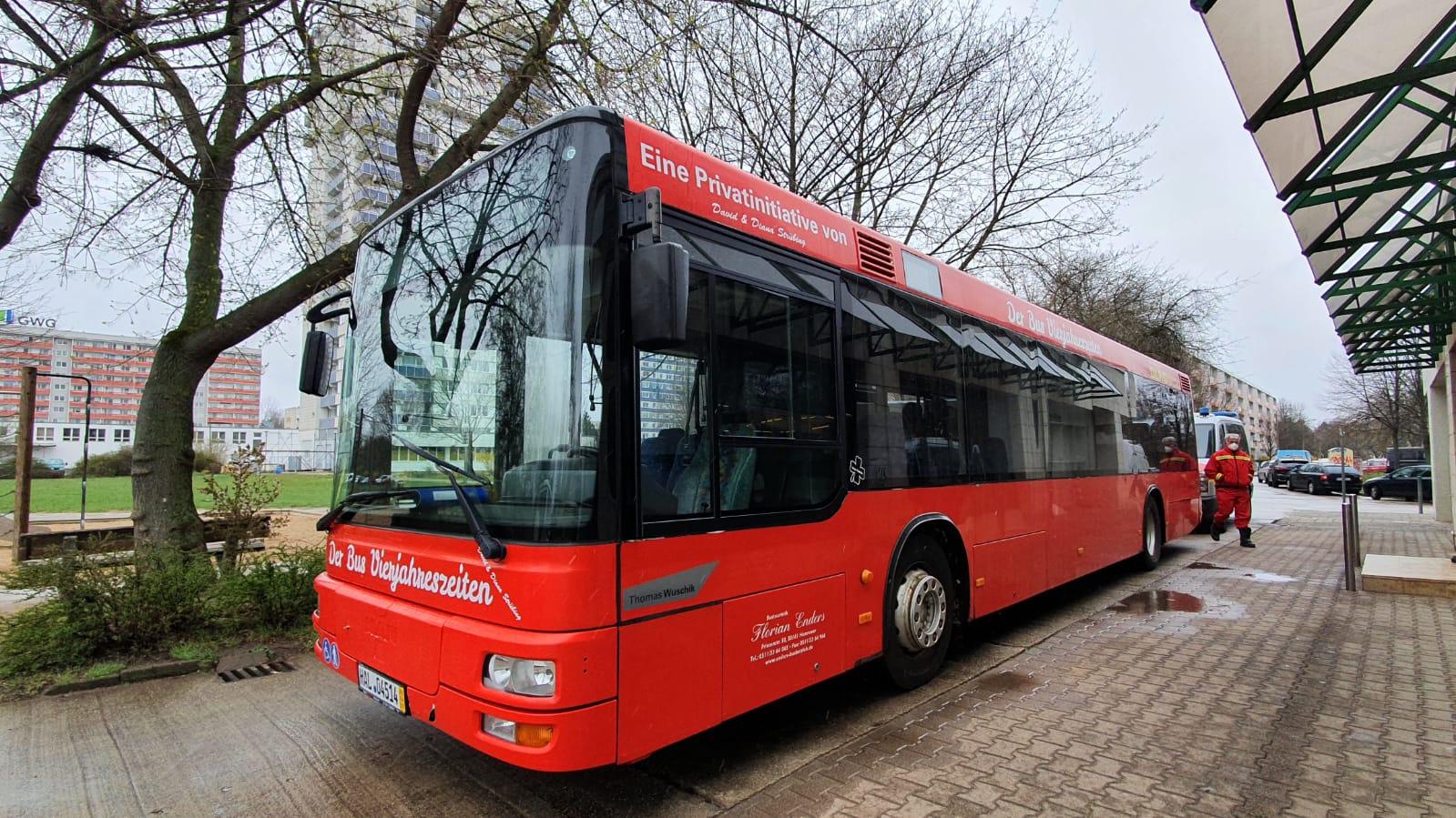 SmokeKing-und-Sweet4Sweet-L-den-am-Hallmarkt-sammeln-Spenden-f-r-Bus-Vierjahreszeiten