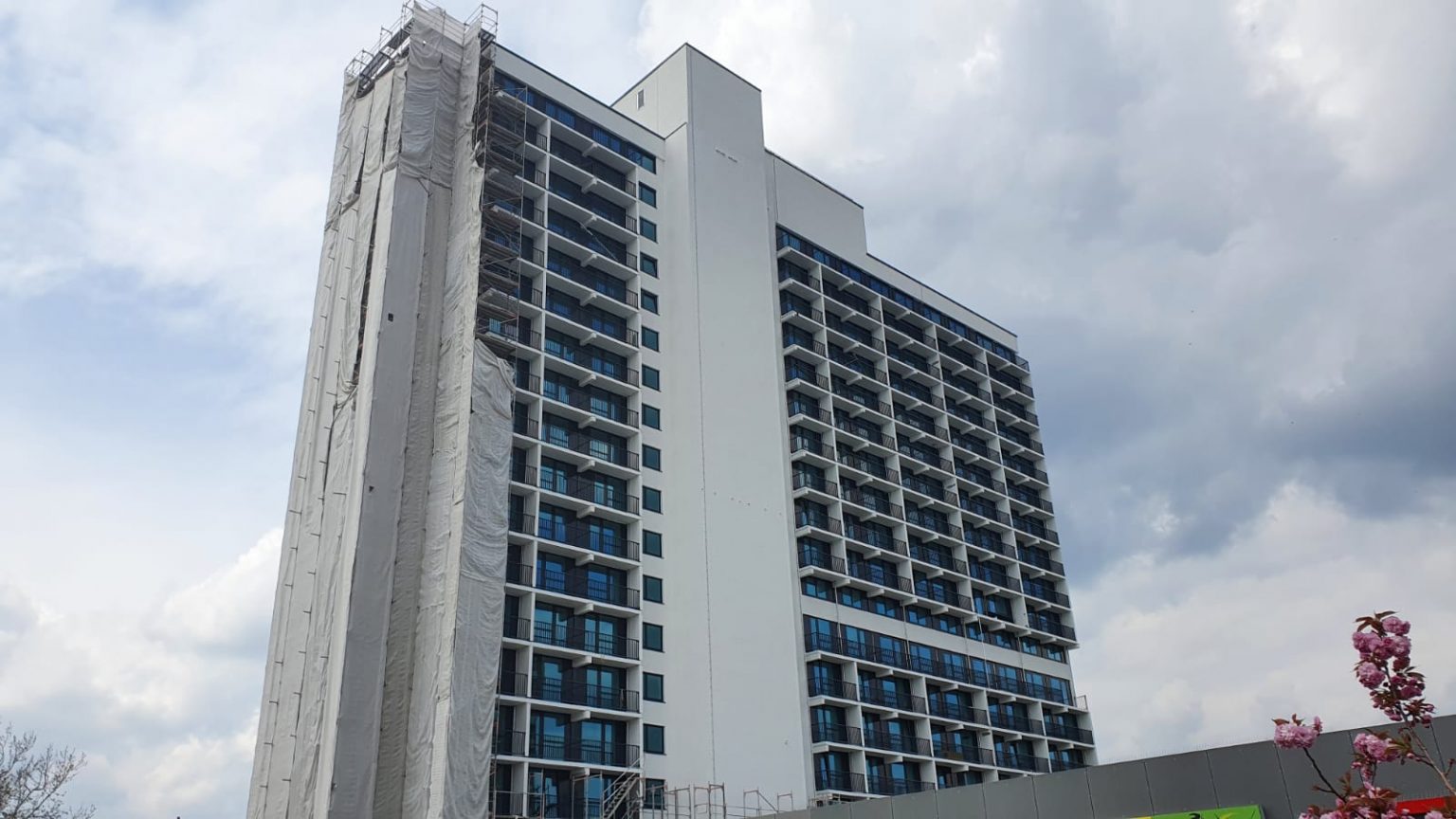 Baufortschritt an Scheibe A in Halle-Neustadt: an einer Seite sind die