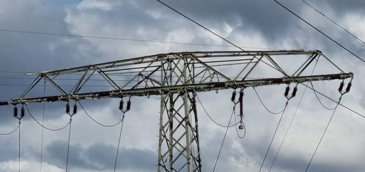 Kabel bei Bauarbeiten beschädigt: Kabel bei Bauarbeiten beschädigt: Rund  1.000 Haushalte im Saalekreis ohne Strom