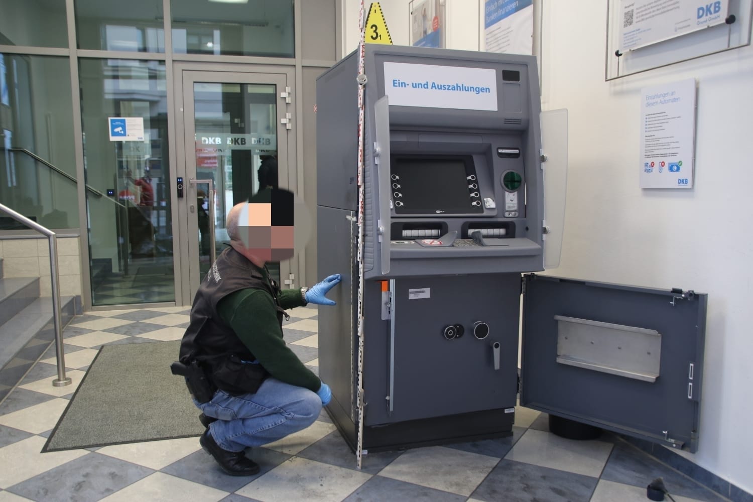 Asser weten impliceren Unbekannte wollen Geldautomaten am Joliot-Curie-Platz knacken – Du bist  Halle