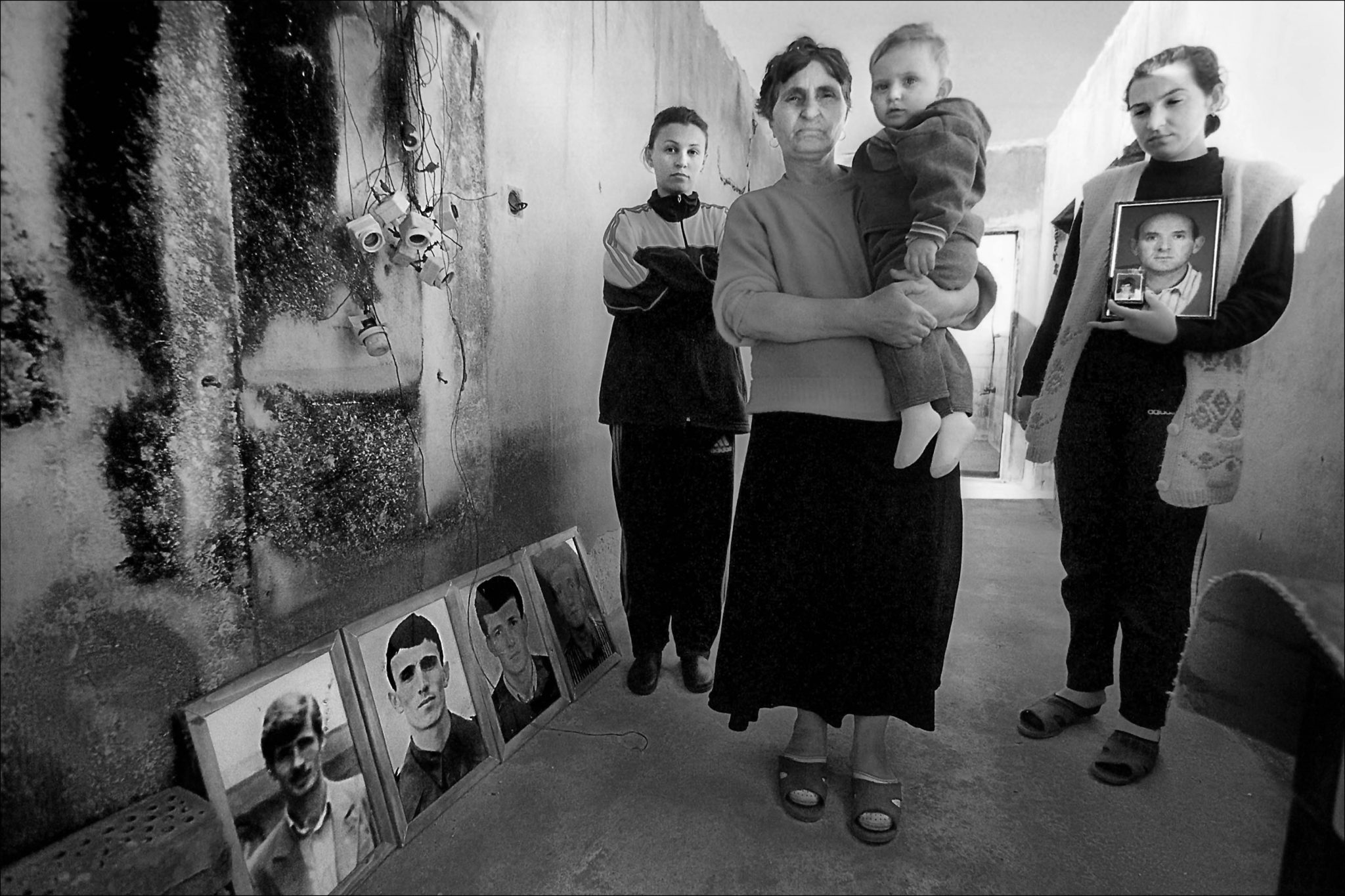 Ausstellung „MENSCHEN und KRIEG“ von Knut Mueller in der Moritzkirche