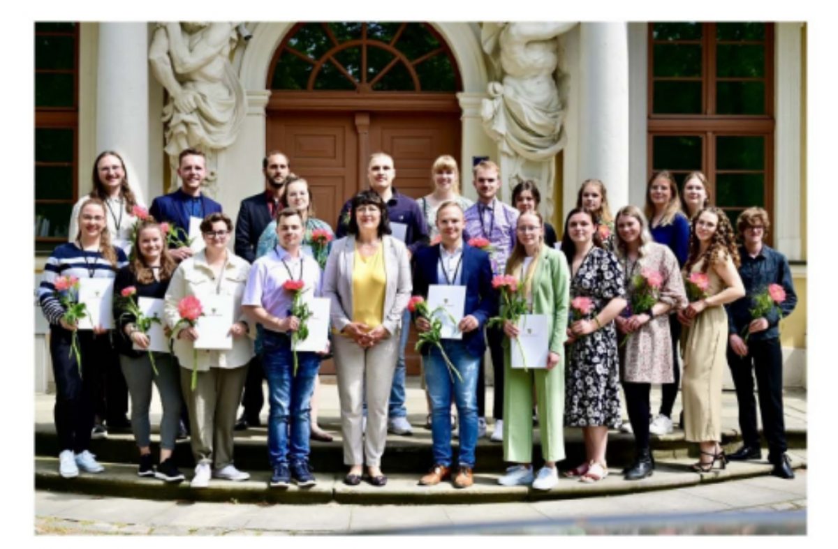 Finanzielle Hilfe Für Angehende Lehrer Erstmals „weltenretter Stipendien“ In Sachsen Anhalt 