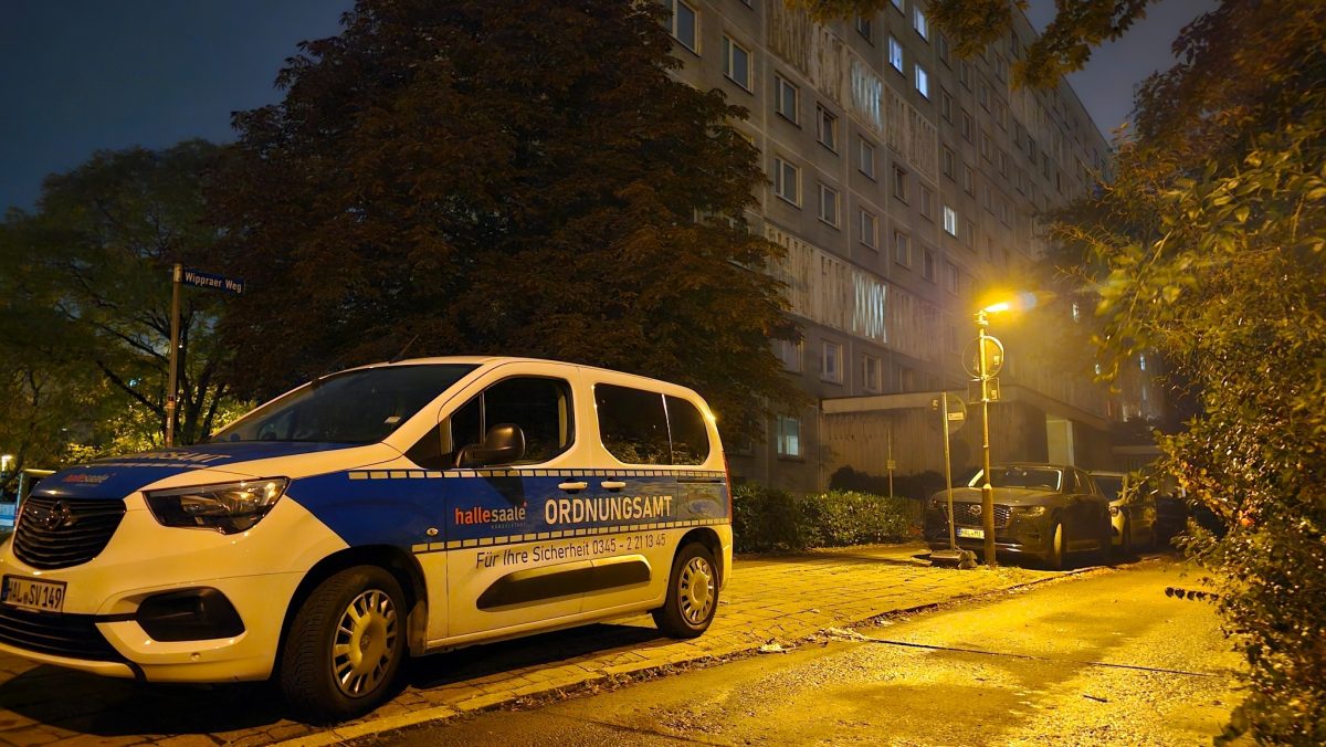 Ordnungsamt räumt BrandHochhaus im Wippraer Weg in HalleNeustadt