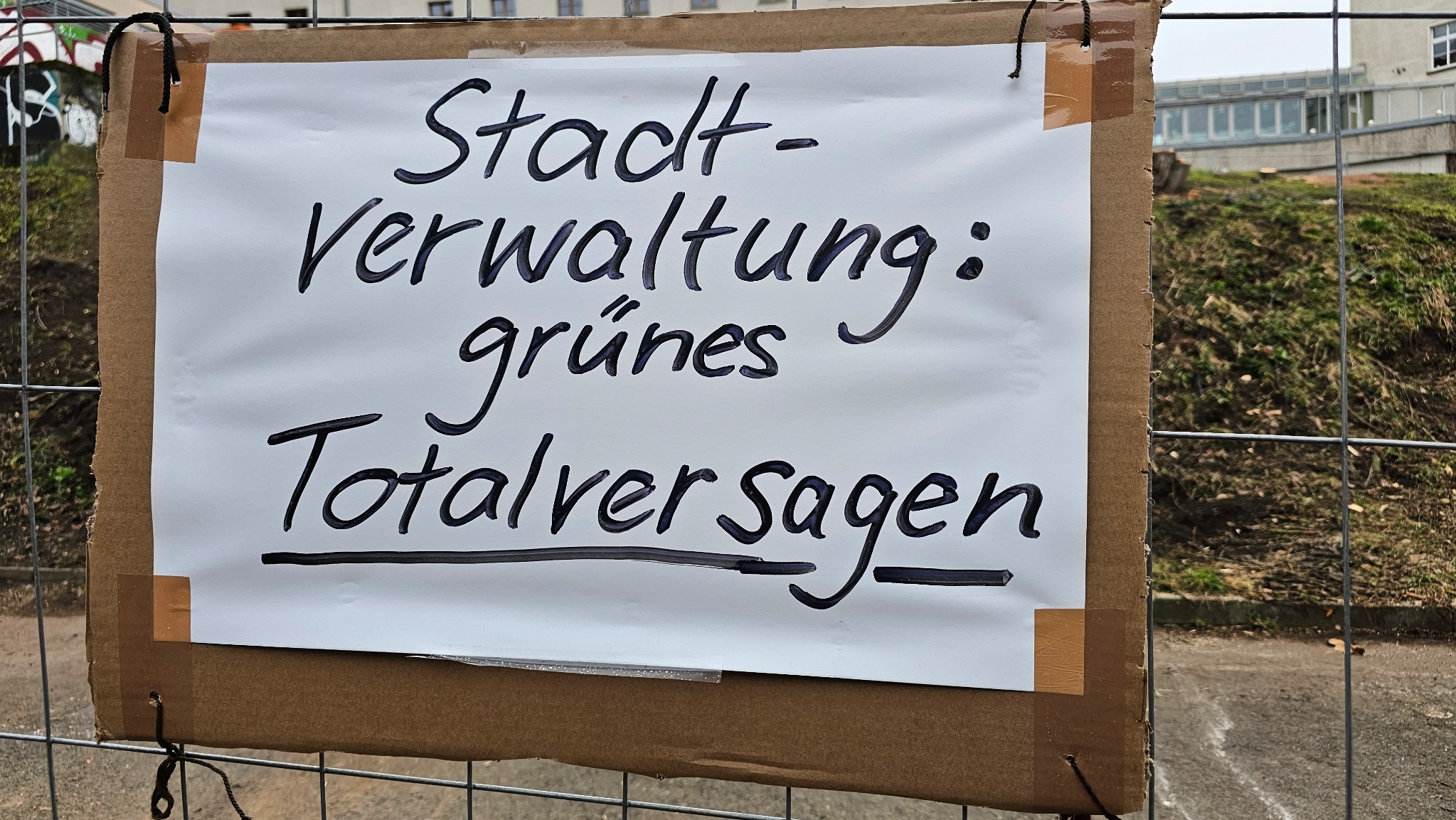Protestplakate-gegen-die-Stadtverwaltung-nach-Baumf-llungen-am-Kapellenberg