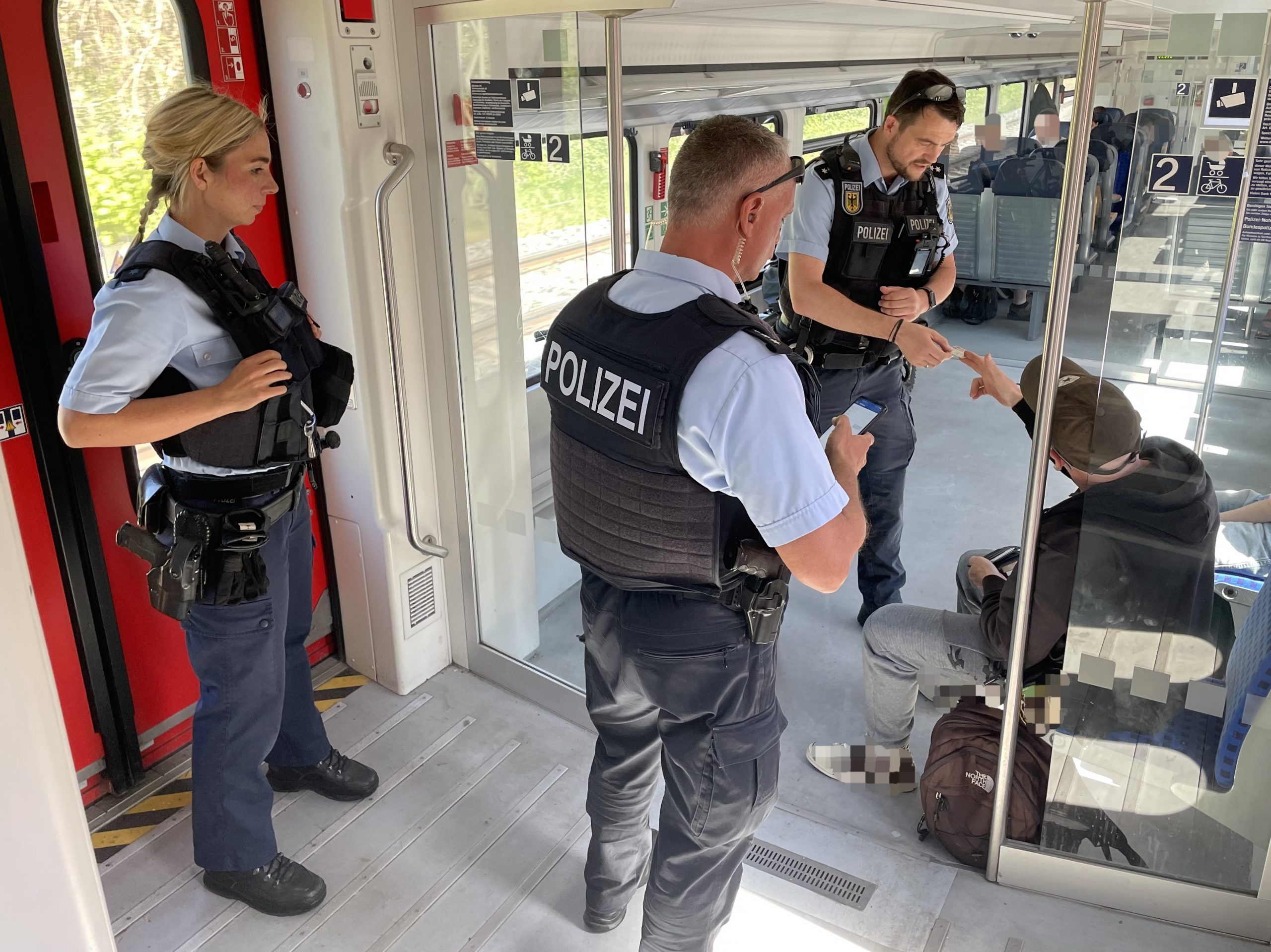 Gro-kontrollen-der-Bundespolizei-in-Z-gen-in-Sachsen-Anhalt-unter-anderem-zwischen-Halle-und-Magdeburg