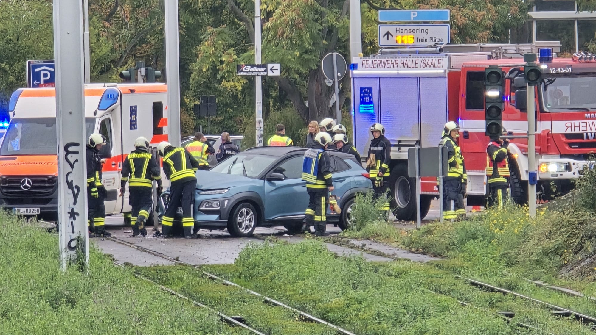 Verkehrsunfall-in-der-Magdeburger-Stra-e-Auto-kracht-gegen-Mast