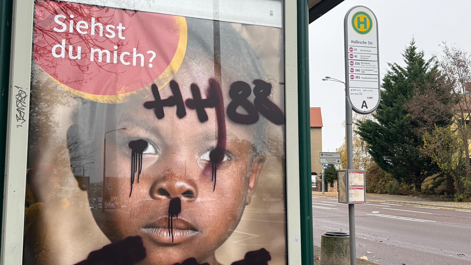 -AH88-und-Hitlerb-rtchen-Vandalismus-an-Spendenwerbung-Polizei-untersucht-rechtsextreme-Botschaften-auf-Plakat-in-Nietleben