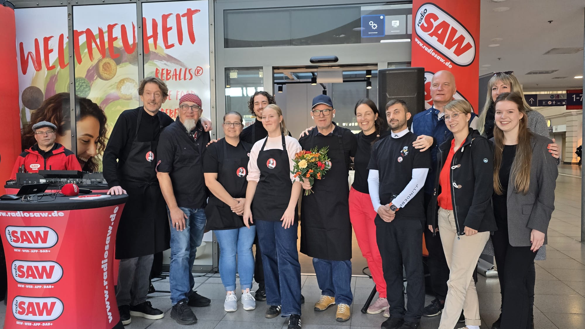 TV-Kochrebell-und-Thriller-Autor-haben-heute-einen-Stuffed-Falafel-Store-im-Hauptbahnhof-Halle-er-ffnet