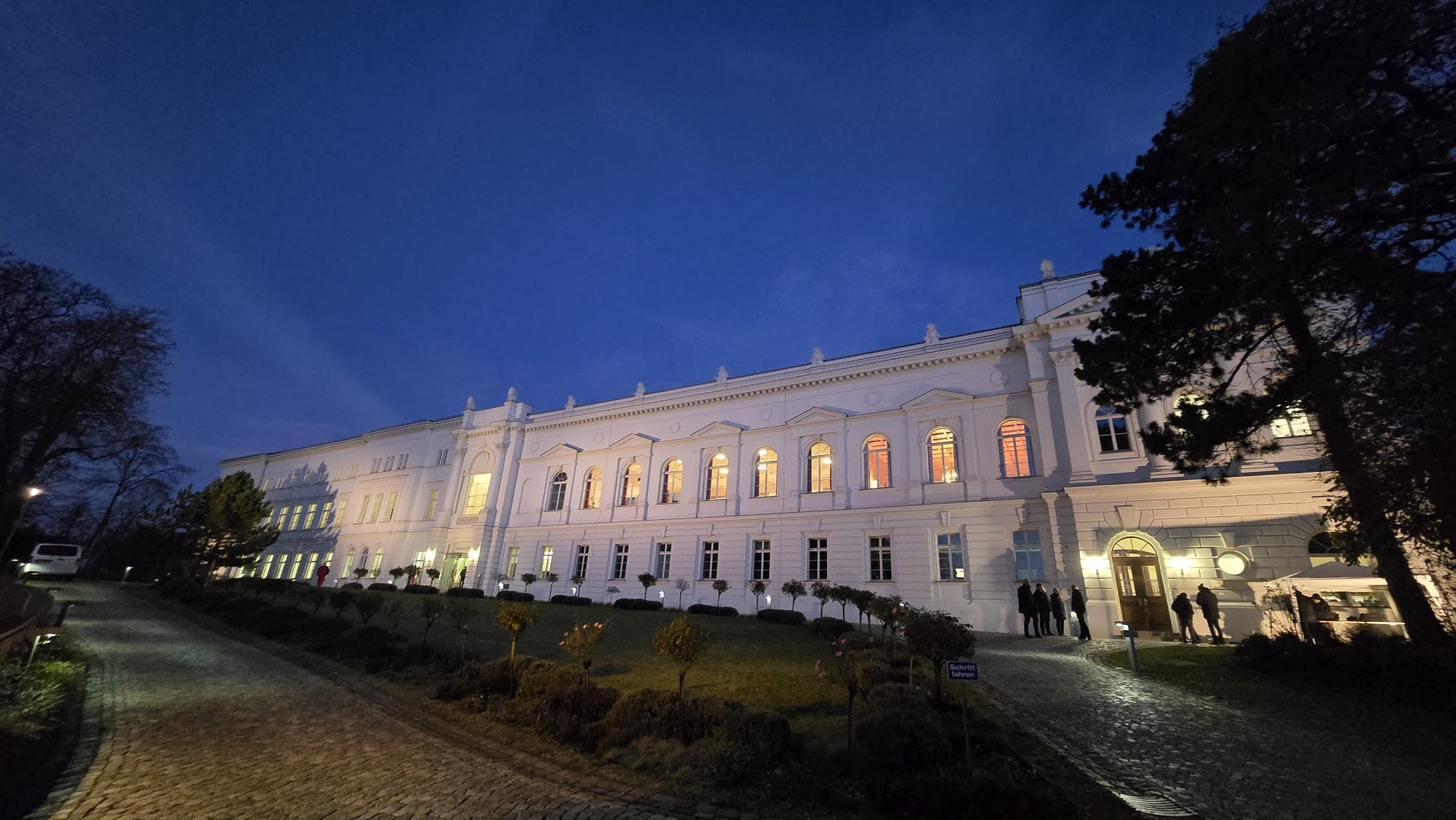 Kurzzeitige-Sperrungen-m-glich-Bundeskanzler-Merz-heute-in-Halle-Saale-