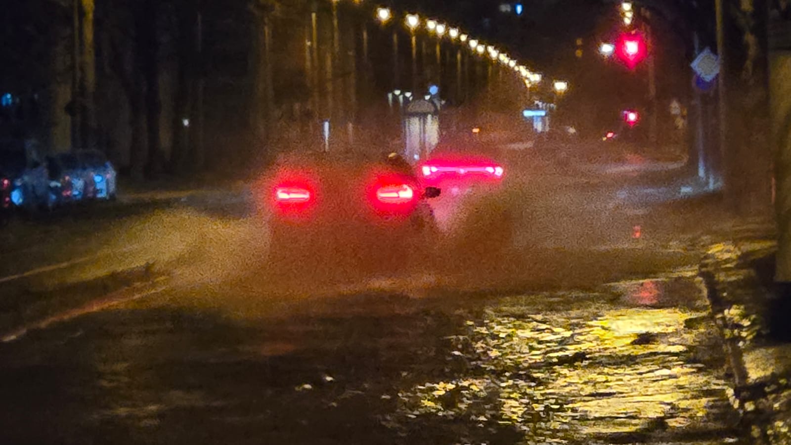 Land-unter-in-der-Damaschkestra-e-Wasserrohr-gebrochen