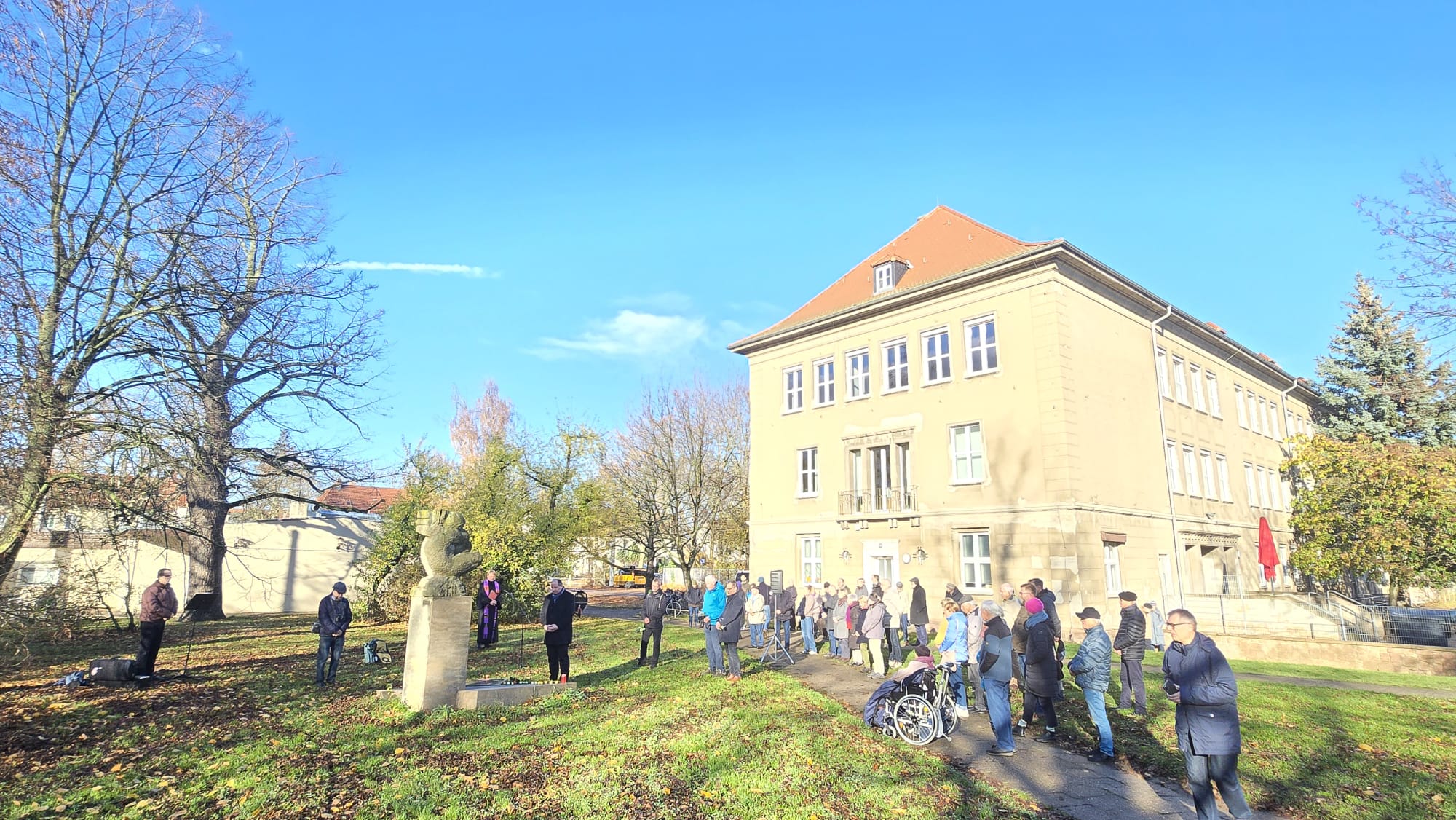 Zwischen-Baustelle-und-Mahnmal-Halle-w-rdigt-die-Opfer-des-KZ-Au-enlagers-M-tzlich