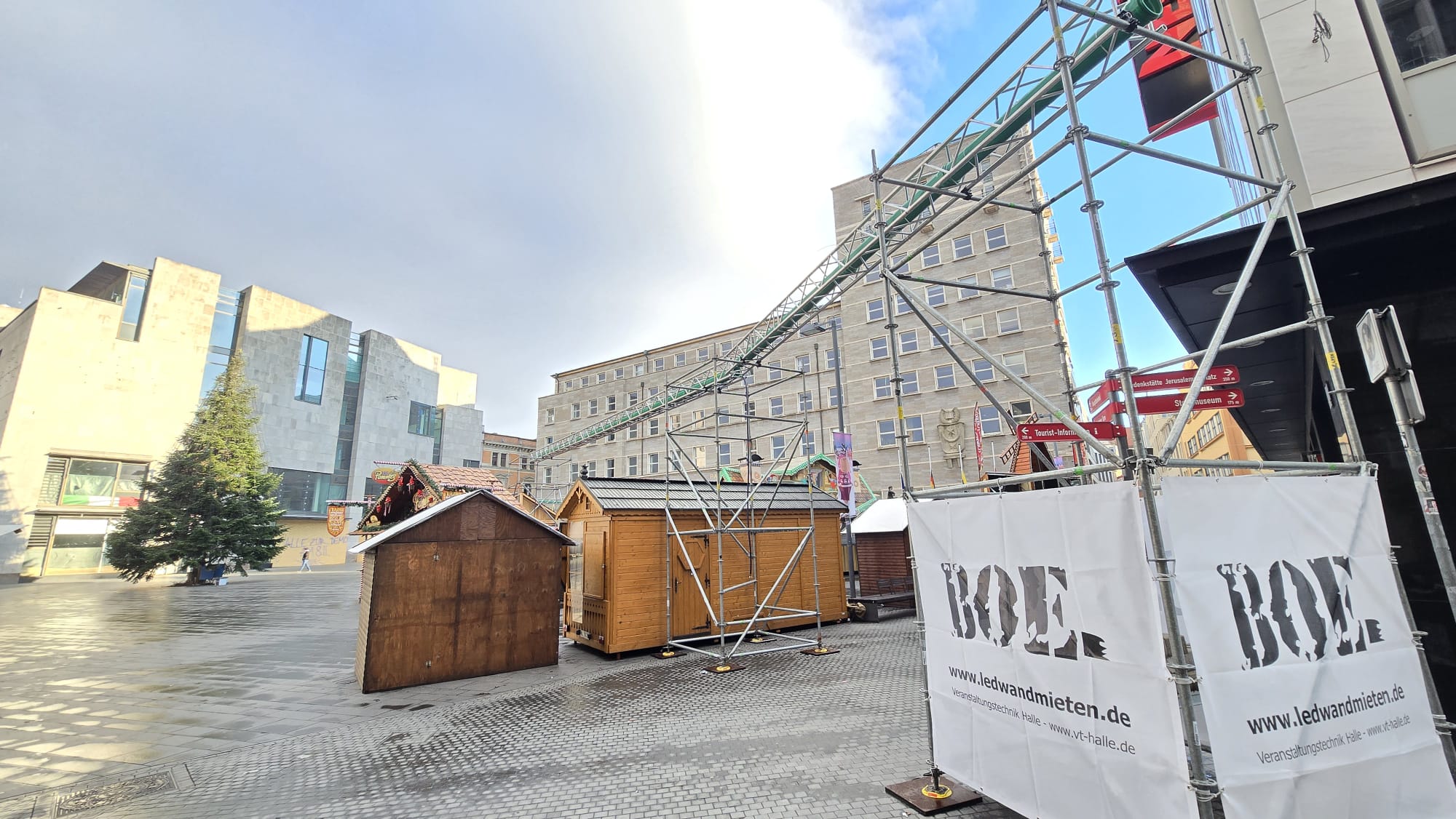 Barrierefreiheit-auf-dem-Weihnachtsmarkt-in-Halle-Saale-Kabelbr-cken-statt-Kabeltrassen-am-Boden-als-Stolperfallen-erneut-Stille-Stunde