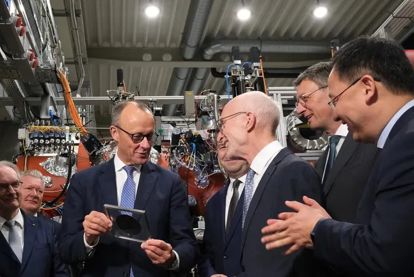 Zukunft-der-Datenspeicherung-Merz-erlebt-beim-Max-Planck-Institut-in-Halle-Saale-wie-Spintronik-technologische-Grenzen-verschiebt