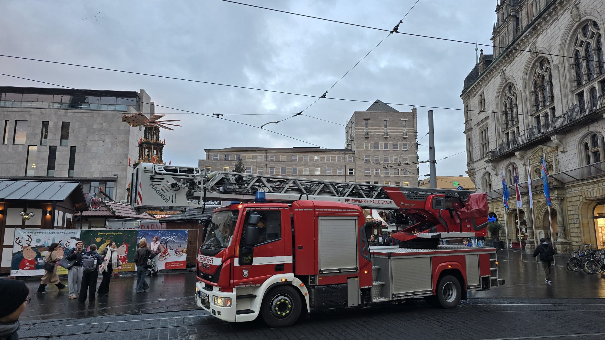 Letzter-Check-der-Feuerwehr-vor-der-Er-ffnung-heute-Nachmittag-ffnet-der-Hallesche-Weihnachtsmarkt