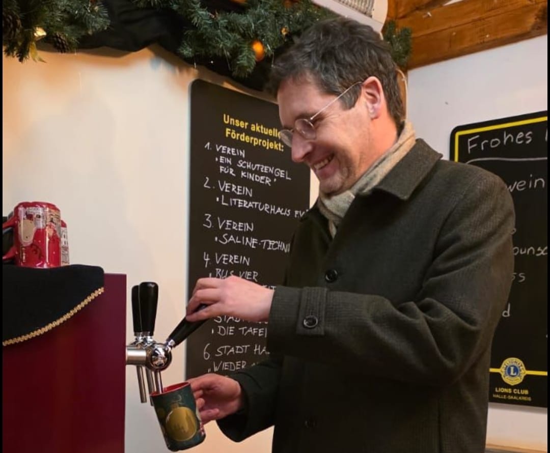 F-r-den-guten-Zweck-OB-Vogt-zapft-Gl-hwein-auf-dem-Weihnachtsmarkt-in-Halle-Saale-