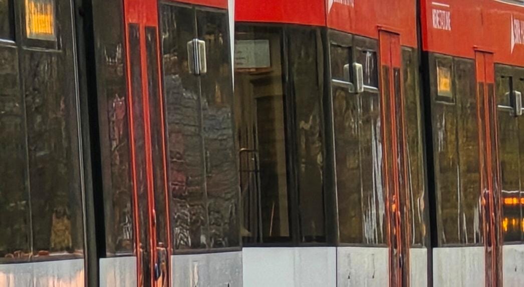 Exhibitionistische-Handlungen-Mann-l-sst-in-der-Stra-enbahn-in-Halle-Neustadt-die-Hosen-runter-und-spielt-an-seinem-Penis-rum