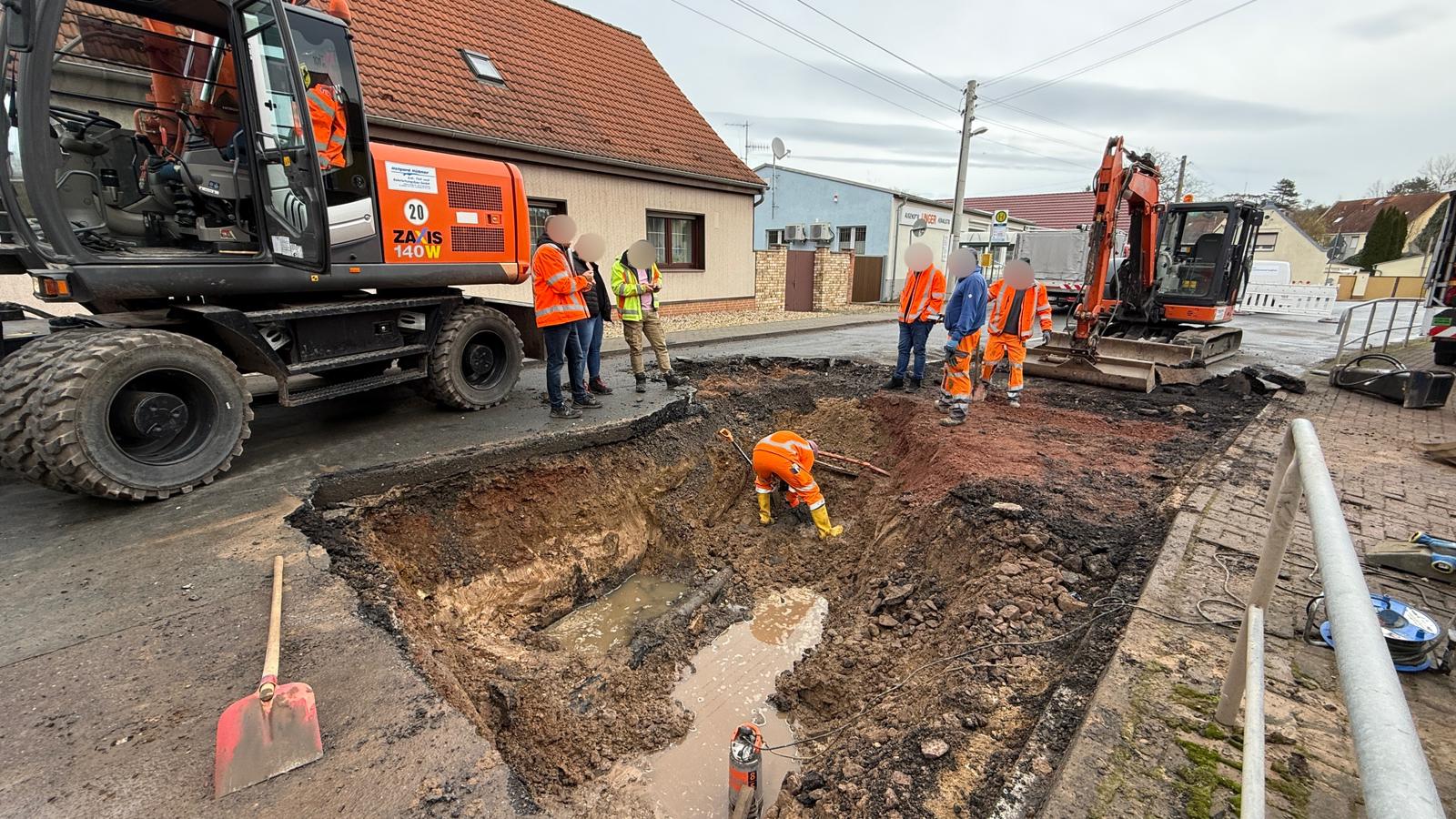 Massiver-Wasserrohrbruch-legt-Teutschenthal-lahm-Durchgangsstra-e-vorerst-gesperrt