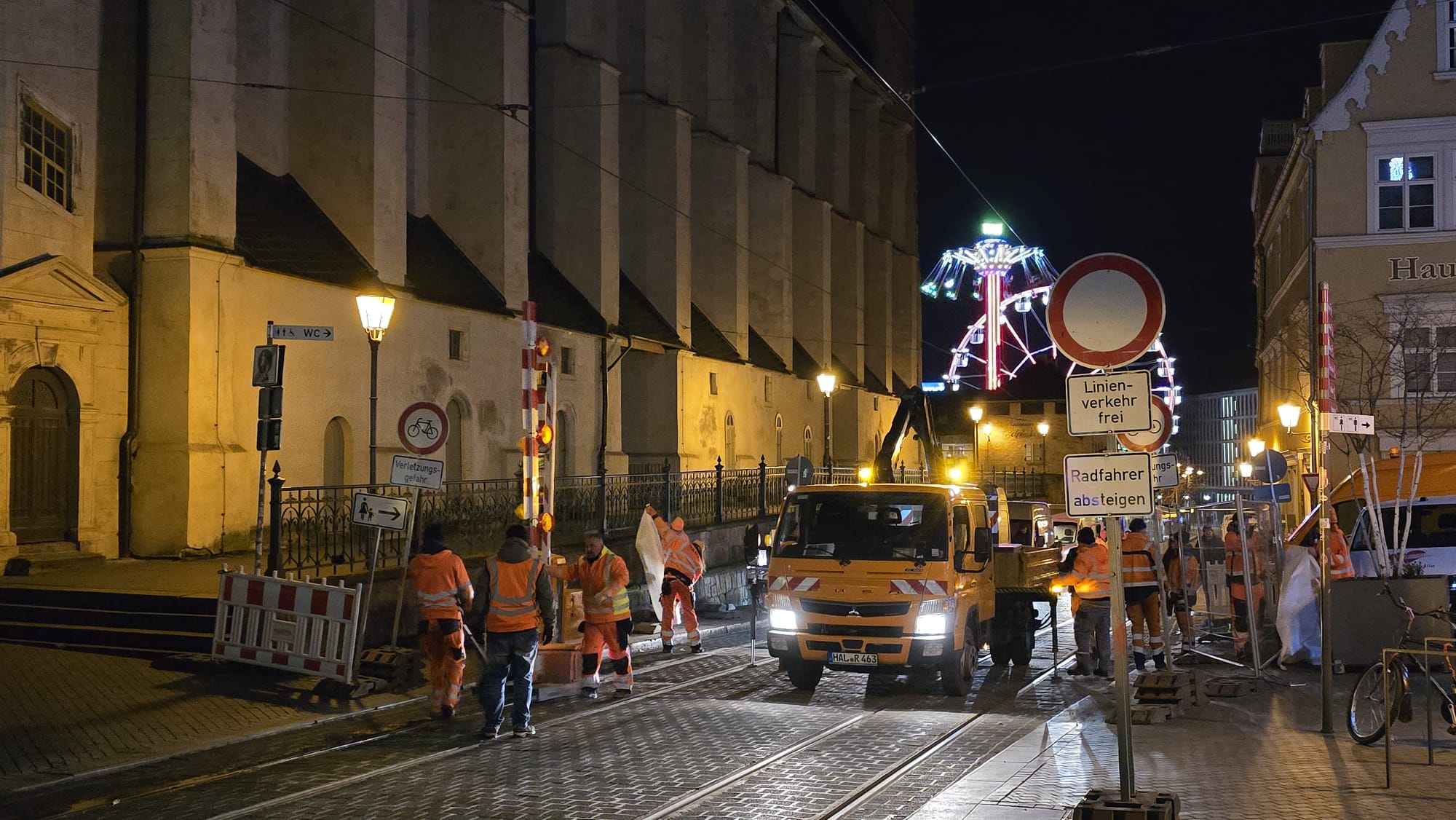 Stra-enbahn-Schranken-auf-dem-Markt-sind-abgebaut