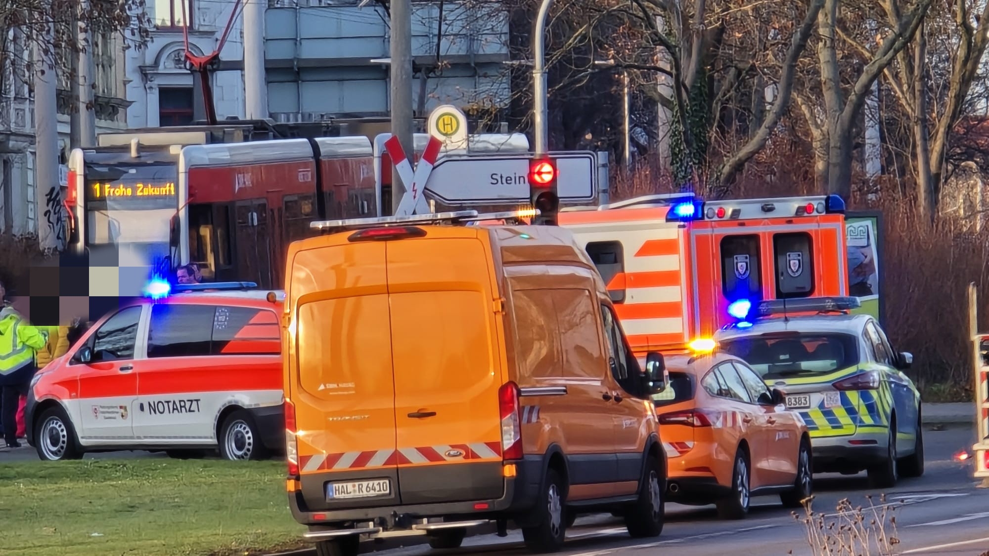 Fahrradfahrer-von-Stra-enbahn-am-Wasserturm-erfasst