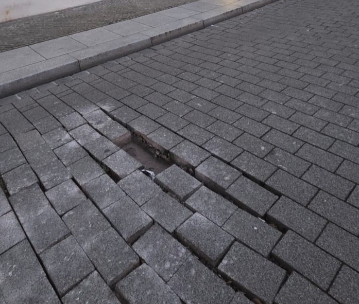 Hohe-Unfallgefahr-in-der-Kleinen-Ulrichstra-e-Pflastersteine-fehlen