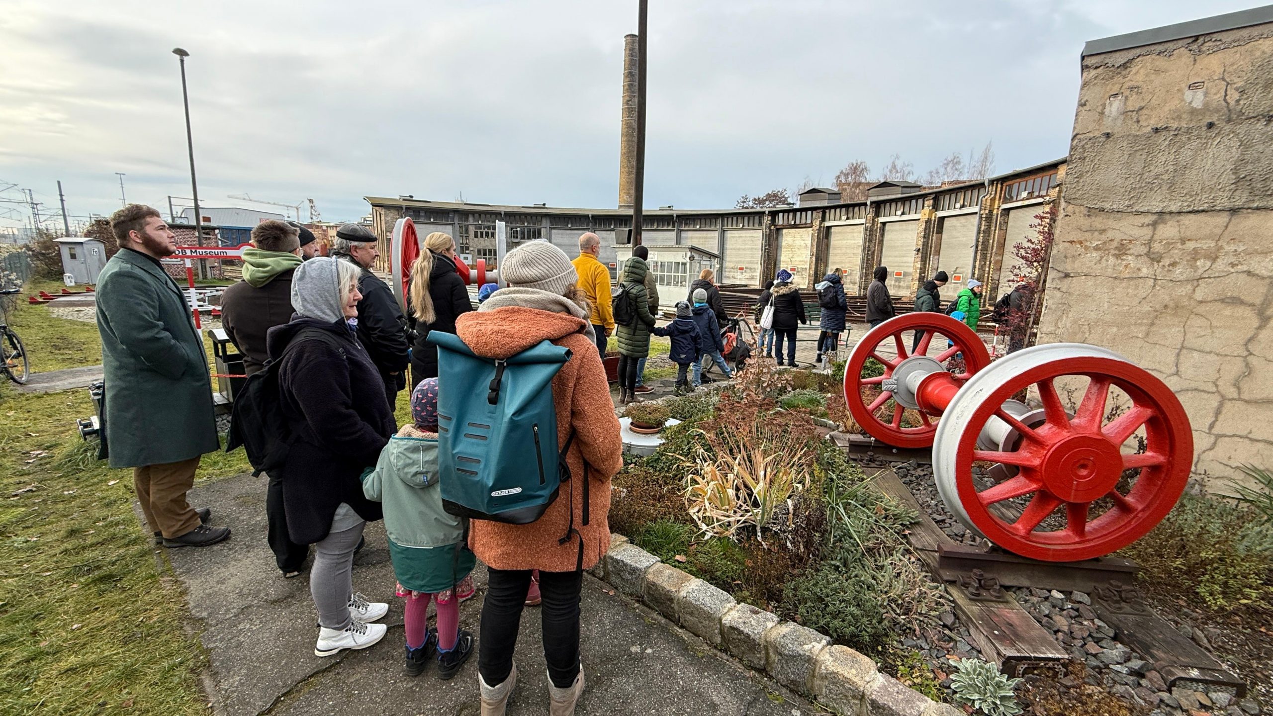 Letzter-ffnungstag-Besucher-st-rmen-Bahnmuseum