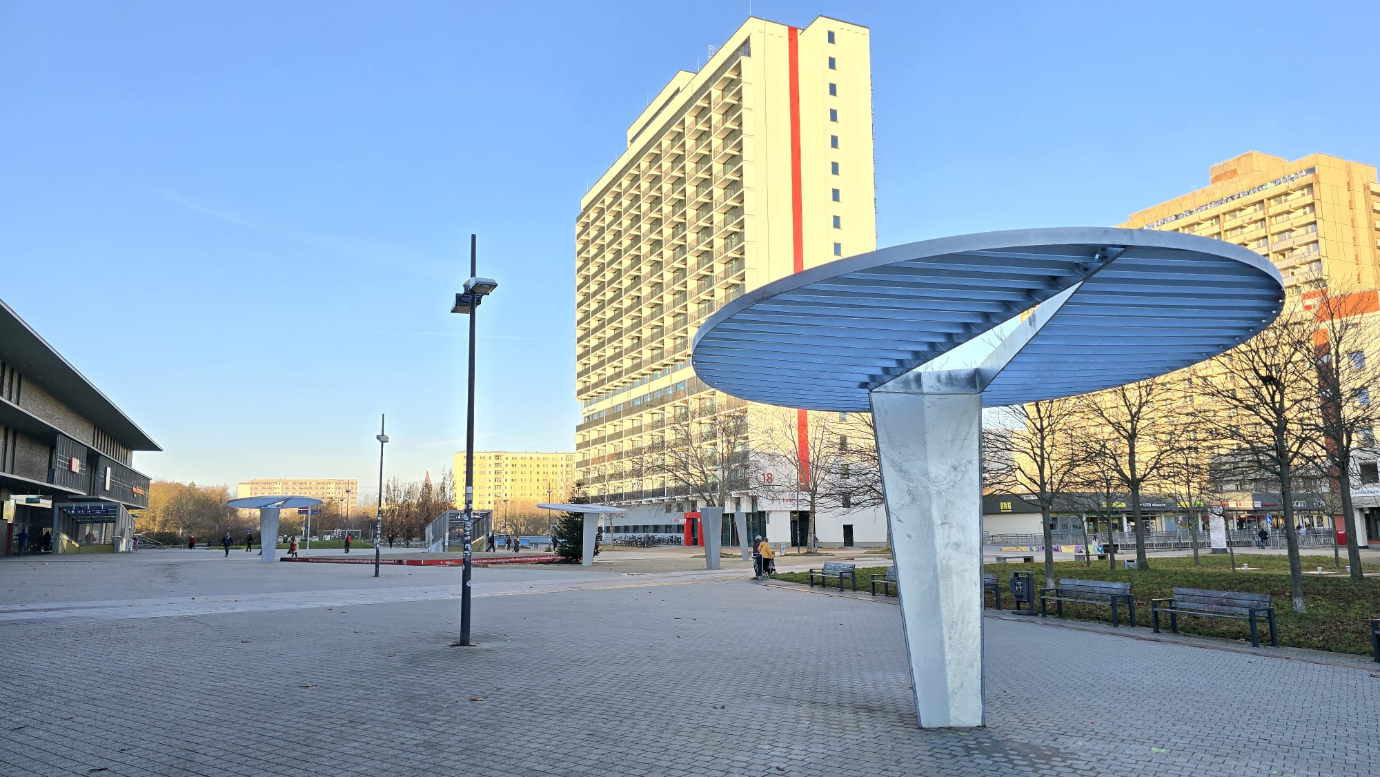 Weitere-riesige-Rei-zwecken-als-Schattespender-in-Halle-Neustadt-aufgestellt