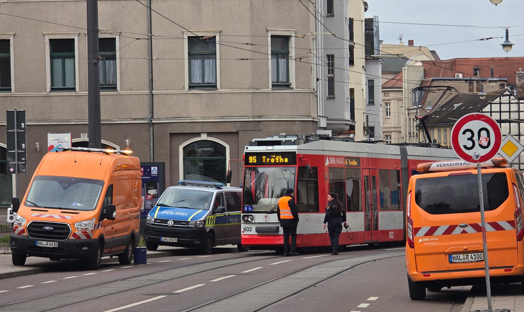 Unfall-zwischen-Stra-enbahn-und-PKW-am-Steintor