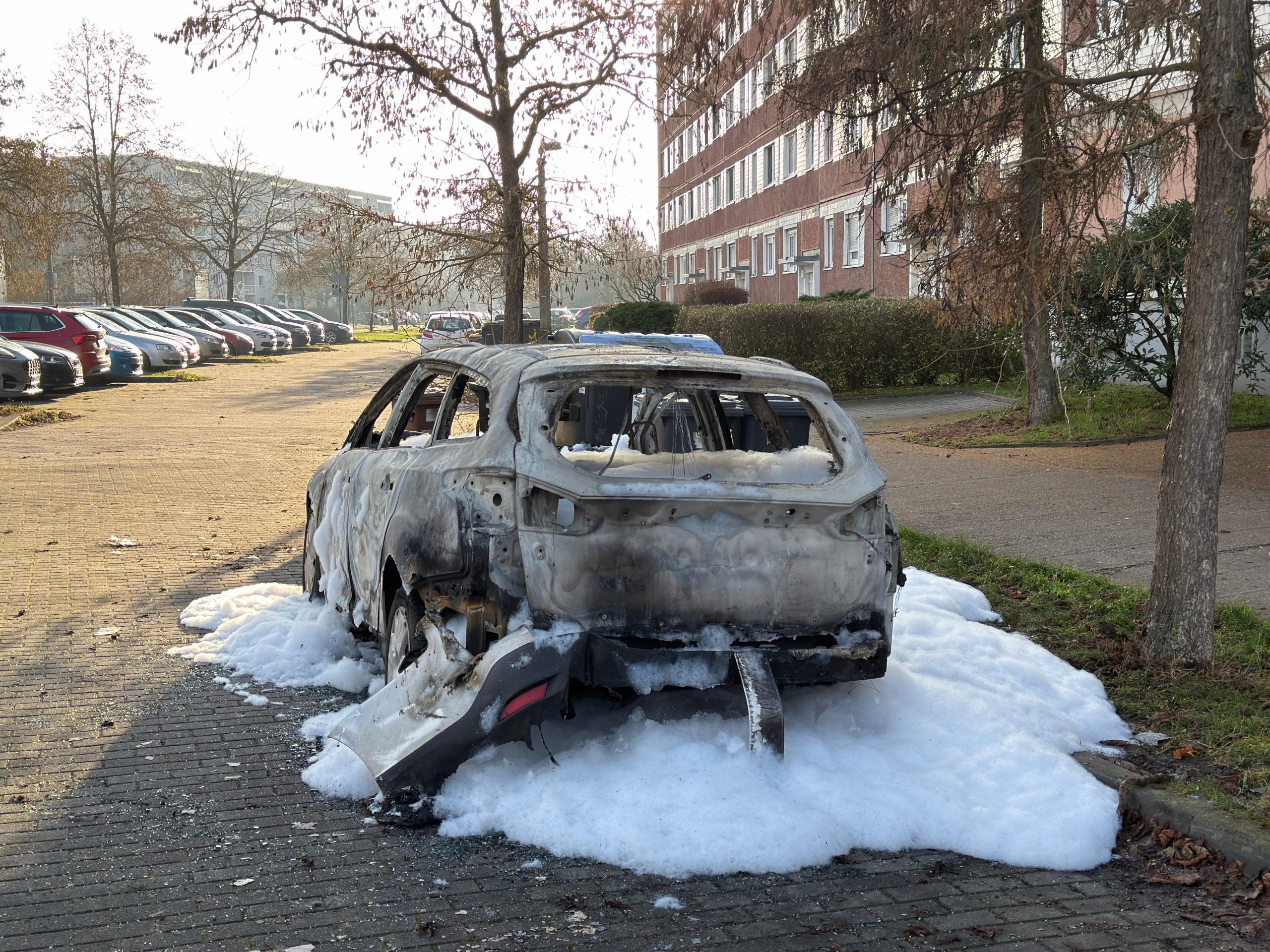 Erneut-Autobrand-in-der-Silberh-he-Fahrzeug-in-der-Freyburger-Stra-e-abgebrannt