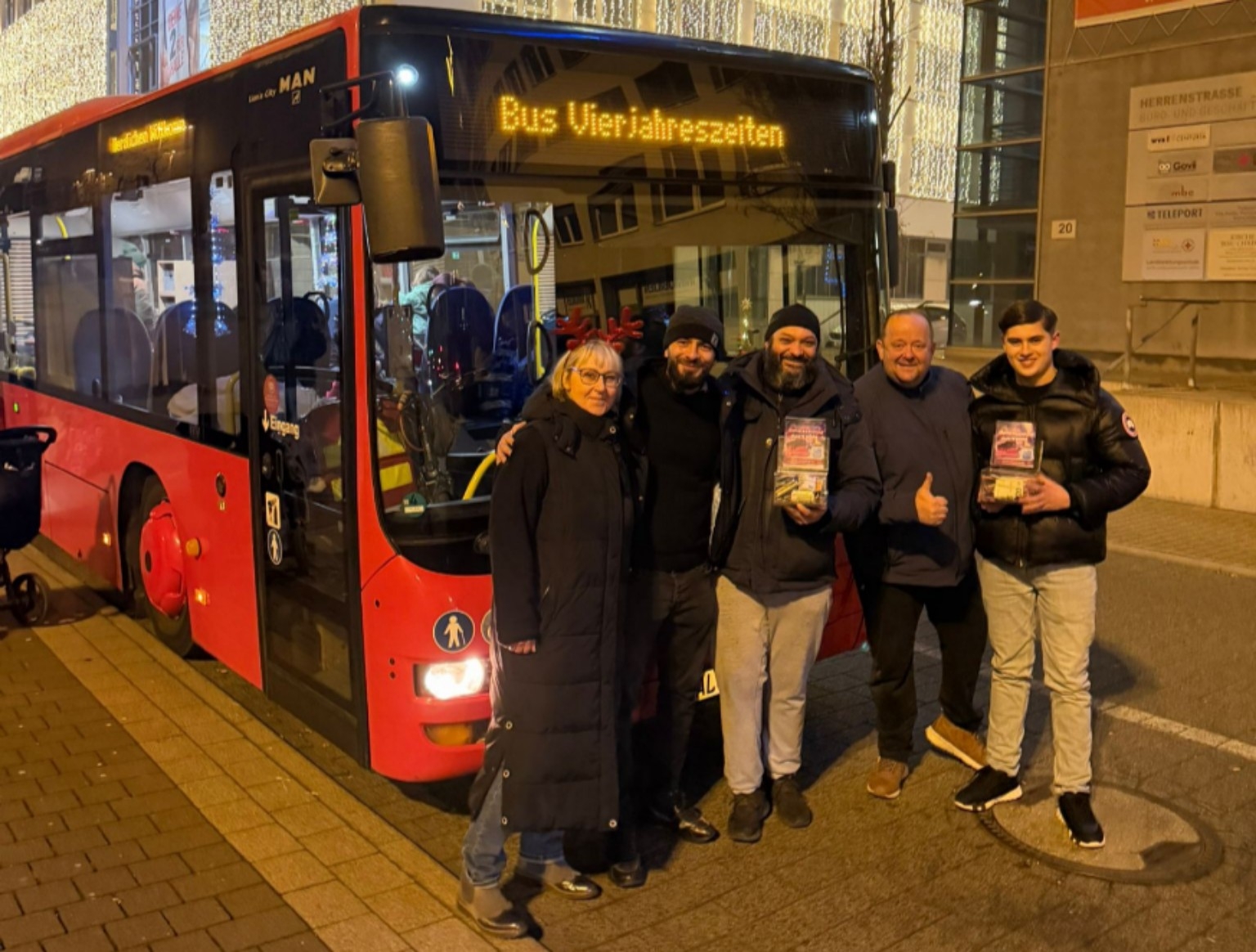 Herzensw-rme-vom-Hallmarkt-960-30-Euro-f-r-den-Bus-Vierjahreszeiten-bergeben