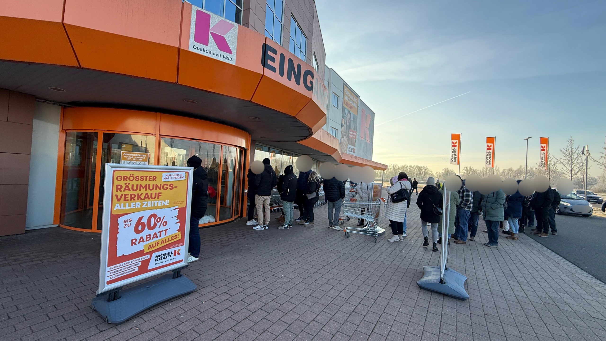 Auf-Schn-ppchenjagd-Kunden-st-rmen-R-umungsverkauf-bei-M-bel-Kraft