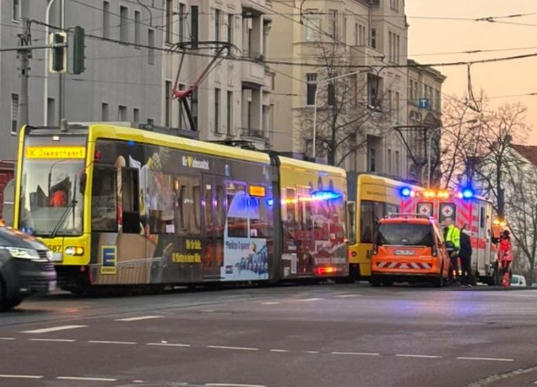 Pkw-und-Stra-enbahn-kollidieren-in-der-Reilstra-e