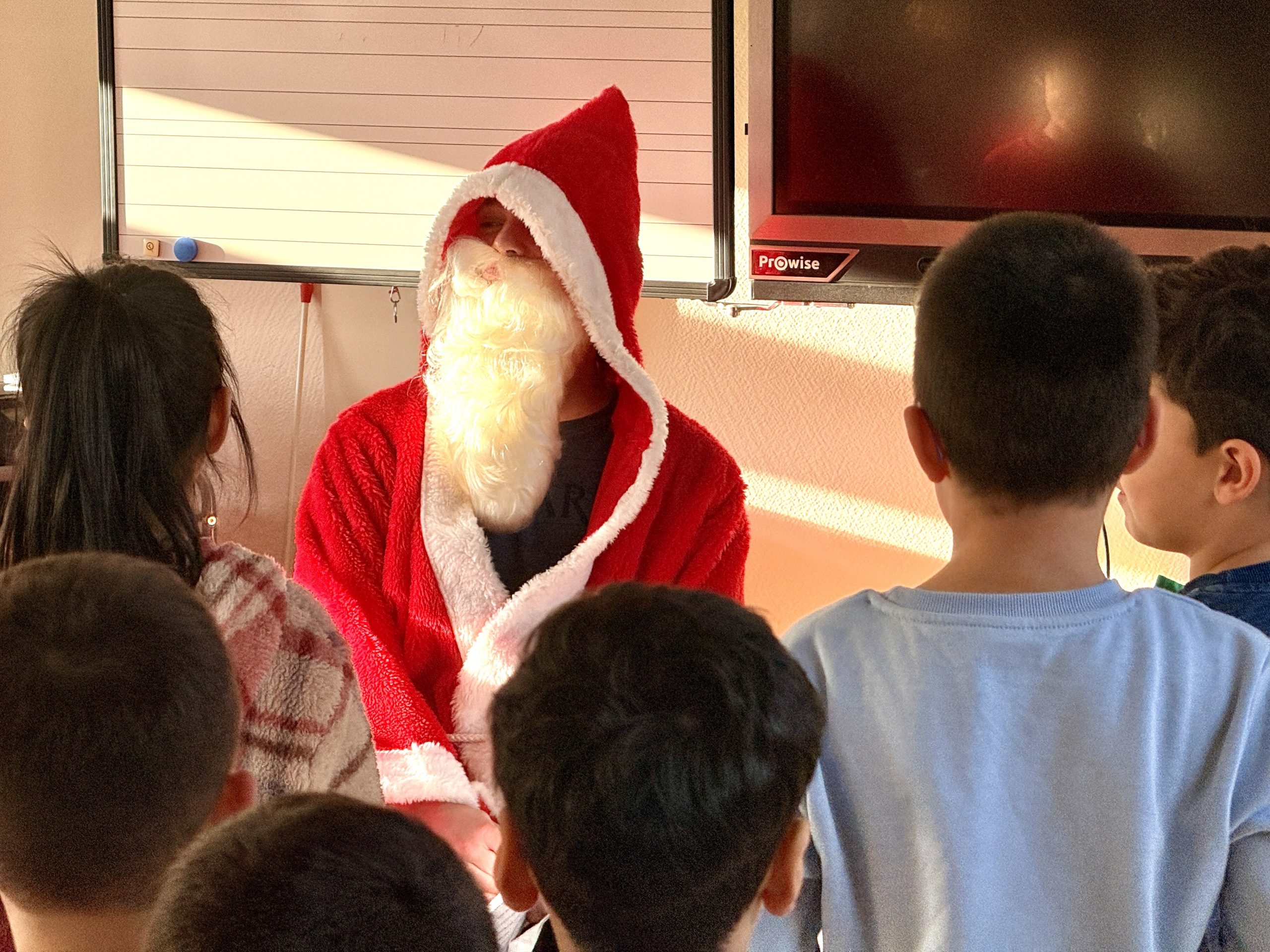 Doppelter-Weihnachtszauber-berraschungsbesuch-an-der-Grundschule-Kastanienallee