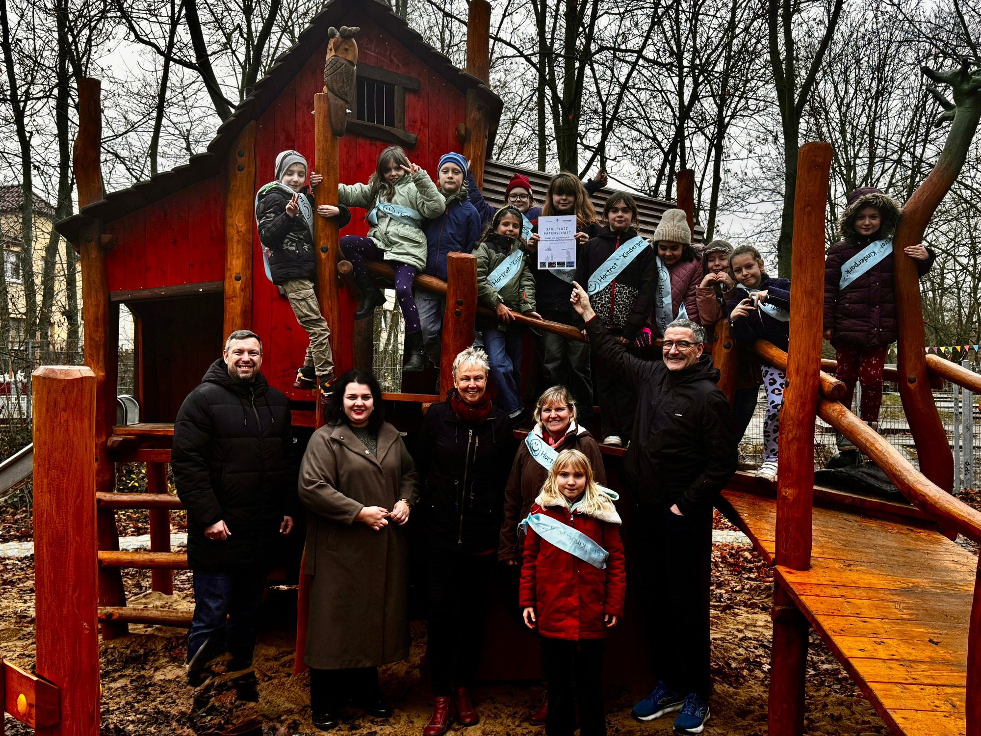 Partizipation-von-Kindern-in-Echt-Hortkinder-haben-Spielplatz-mitgestaltet-und-bernehmen-Patenschaft