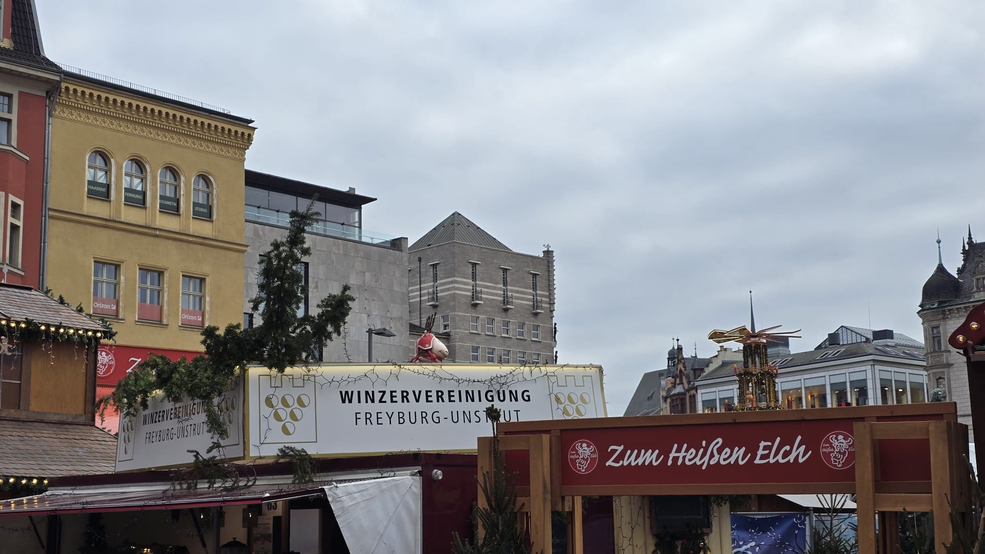 Stadt-l-st-Grenz-Streitigkeiten-beim-Weihnachtsmarkt-trennender-Bauzaun-wieder-entfernt