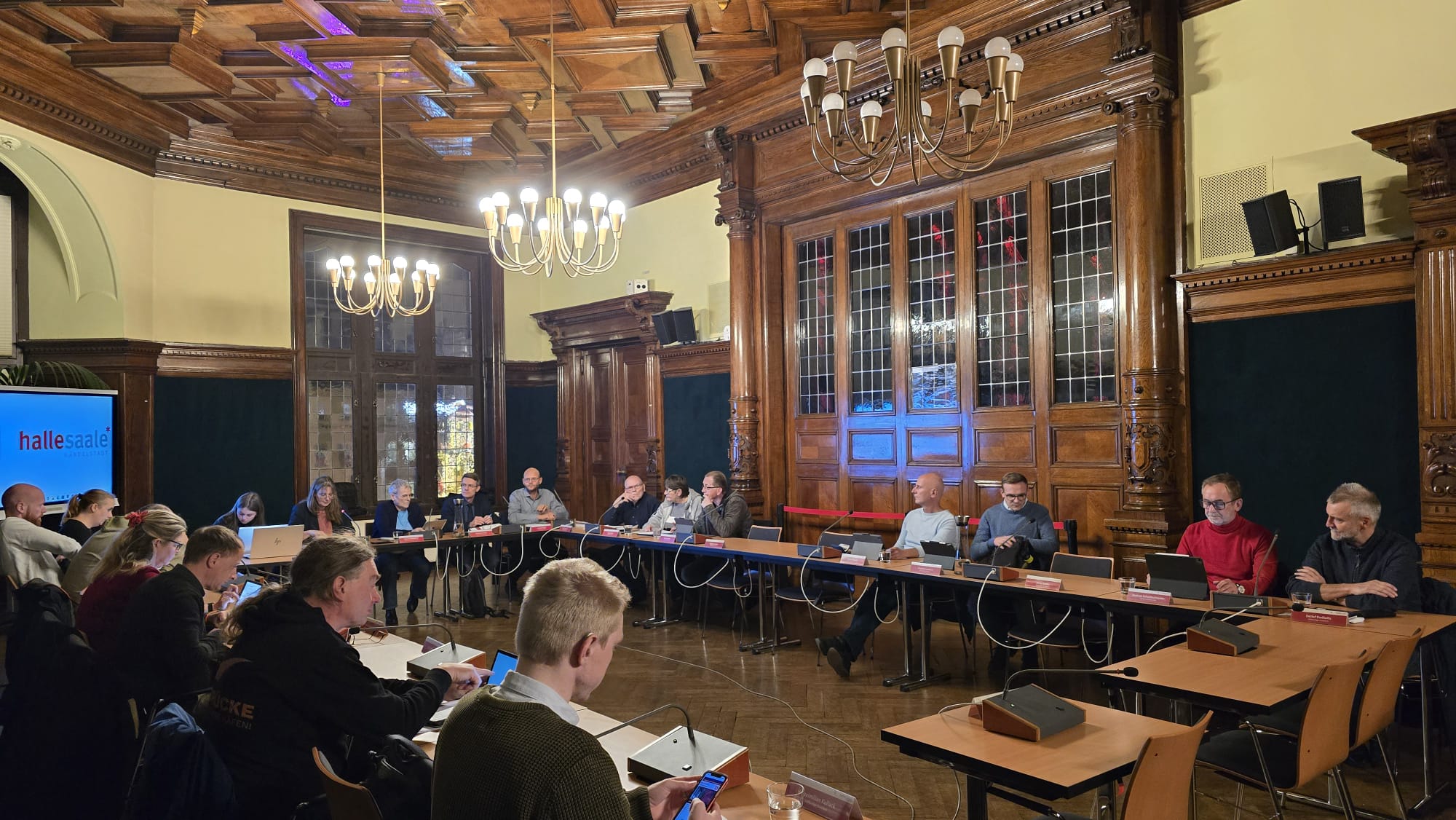 Bildungsausschuss-vertagt-Beschluss-zur-Fusion-von-IGS-Am-Steintor-und-KGS-Hutten-Eltern-und-Sch-ler-protestieren-Schulleiter-wirft-Stadt-falsche-Zahlen-vor