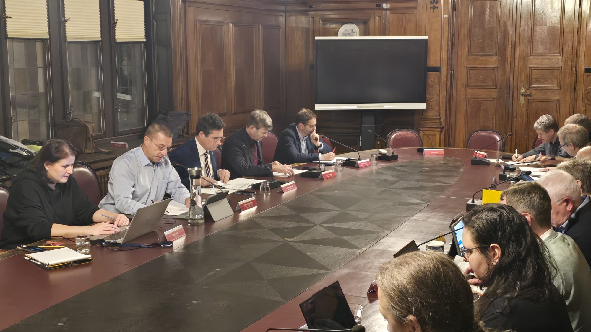 Feierabendparken-in-Halle-Saale-Linke-sto-en-Debatte-um-Nutzung-von-Supermarkt-Parkpl-tzen-an-Wirtschaftsausschuss-daf-r