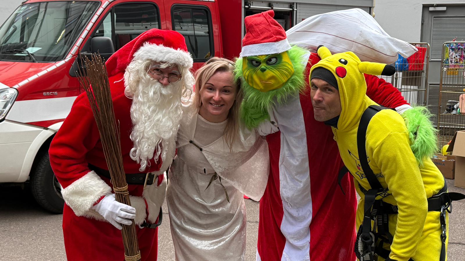 Spezielle-H-henrettungsaktion-der-Feuerwehr-an-der-Uniklinik-Weihnachtsmann-Grinch-und-Pikach-seilen-sich-ab-Geschenke-f-r-die-Kinder-auf-Station