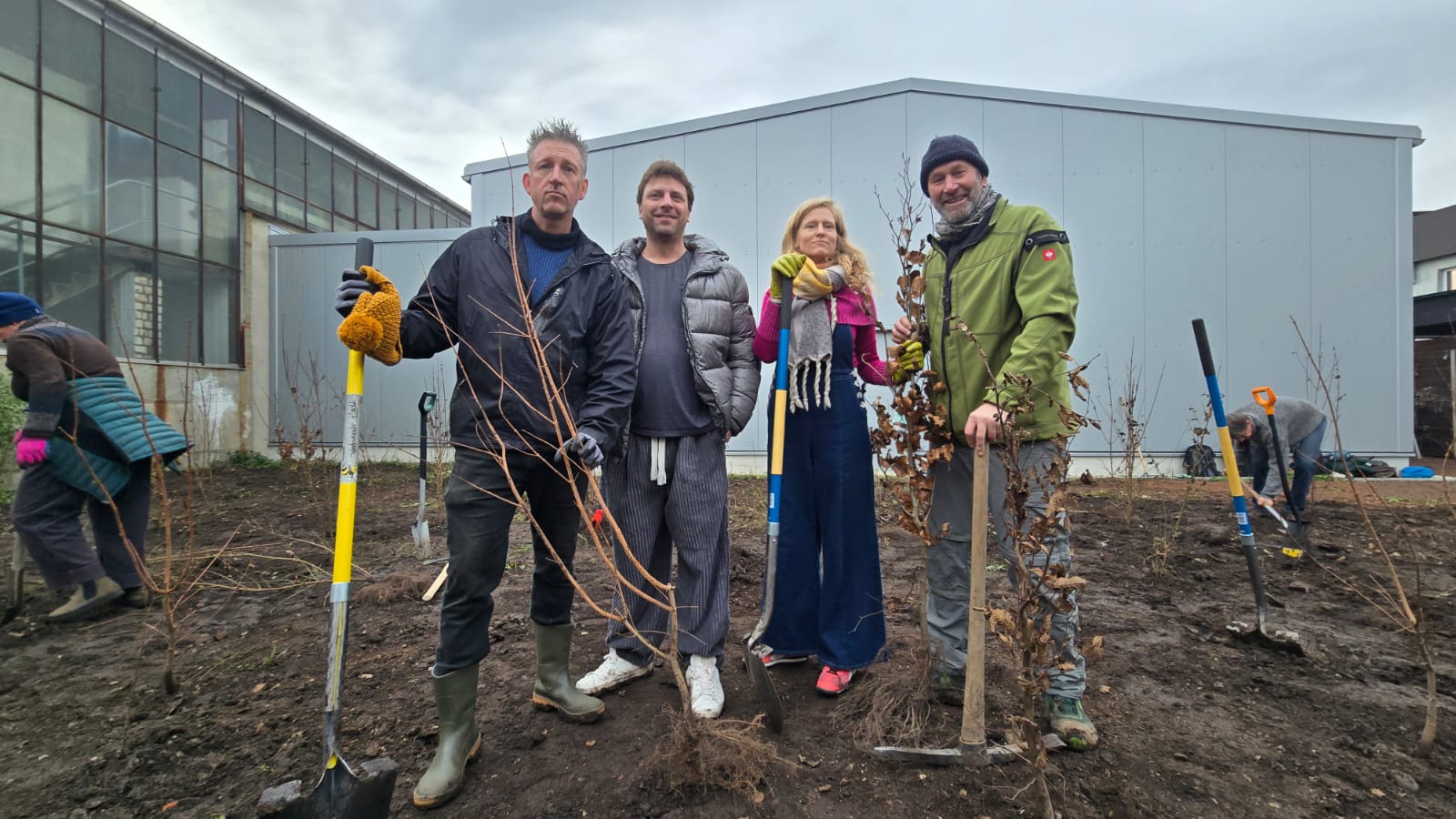 Weil-f-r-Fundus-Neubau-entsiegelt-wurde-TOOH-pflanzt-300-junge-B-ume-in-Halle-Trotha