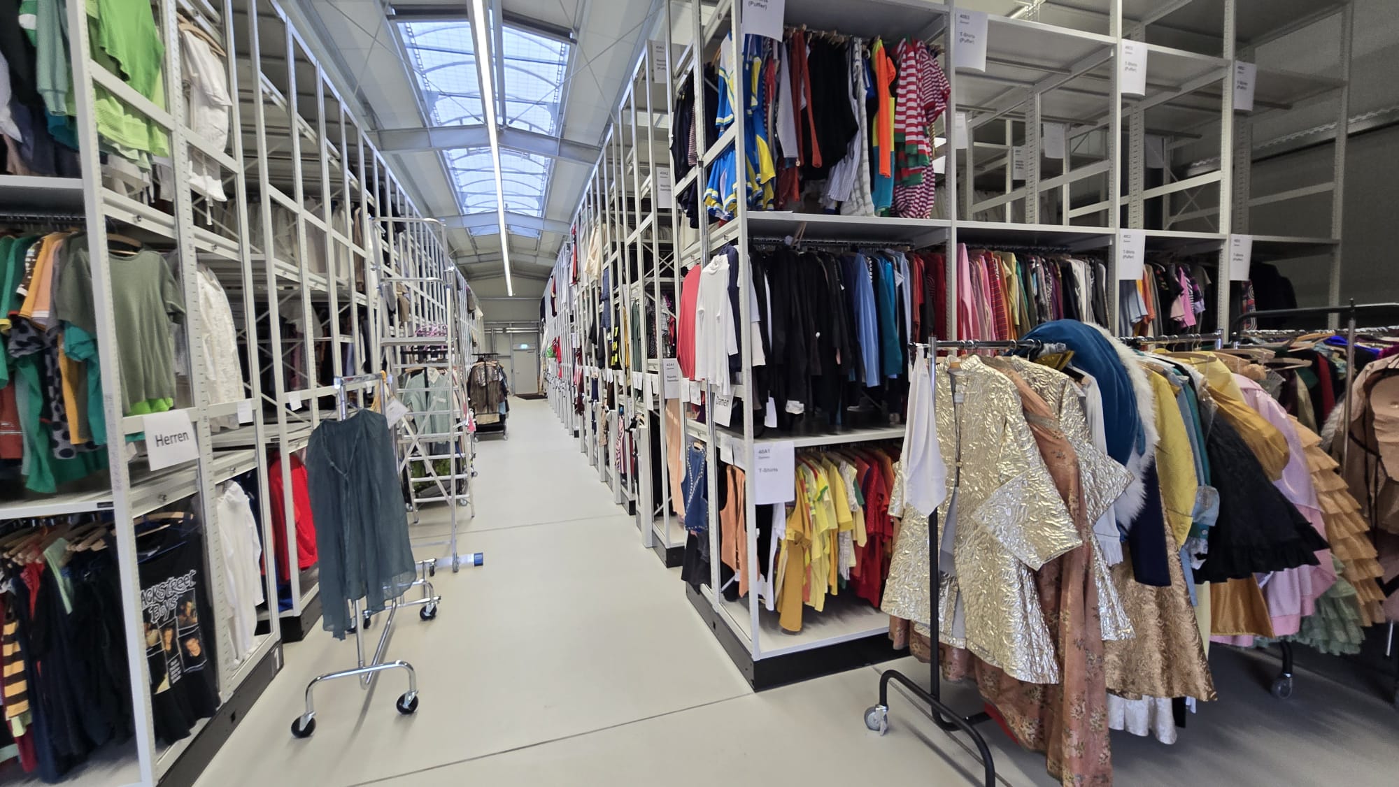 Aus-vier-mach-eins-Neuer-Fundus-f-r-die-B-hnen-Halle