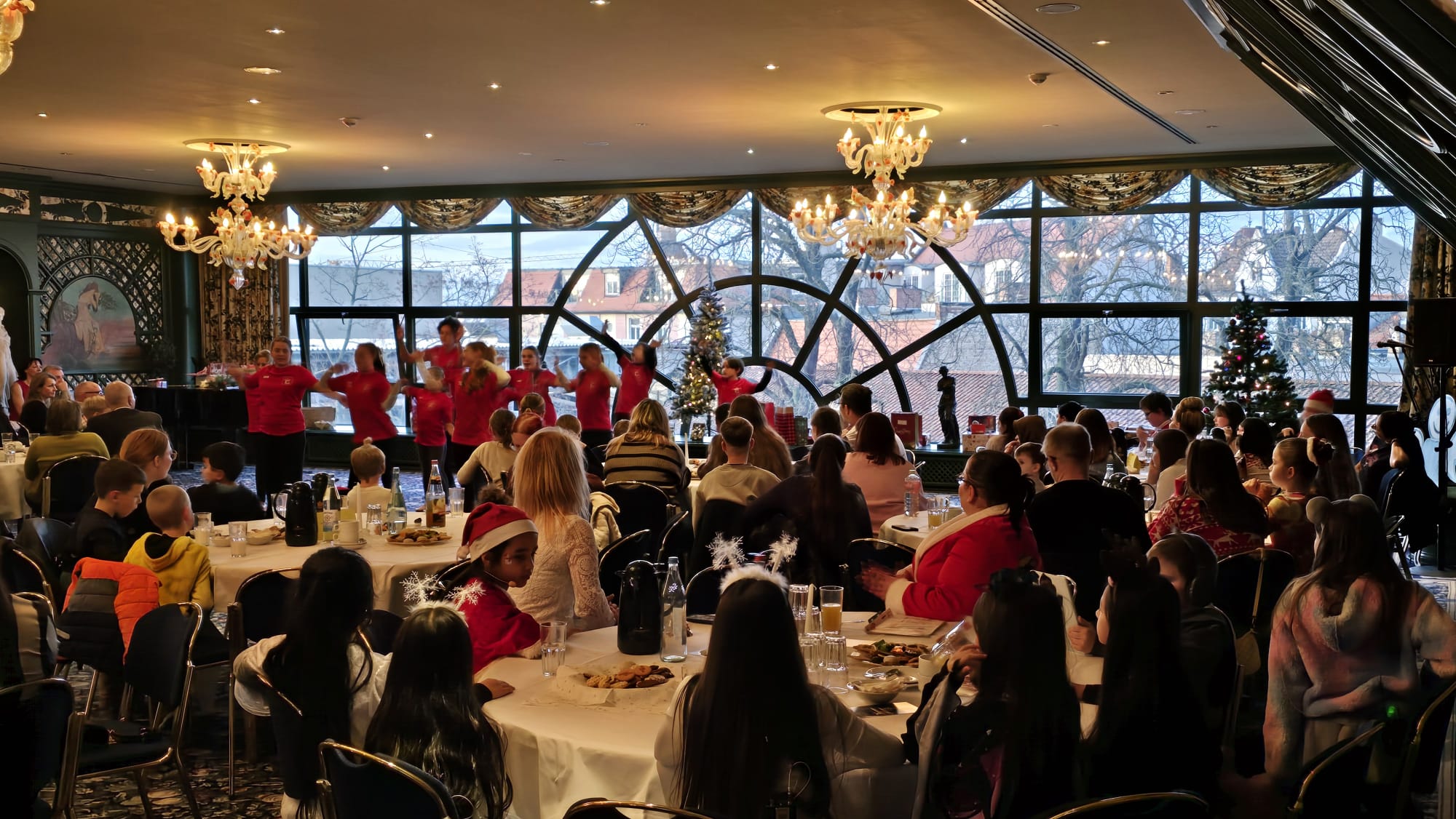 Verein-Schutzengel-f-r-Kinder-organisiert-Weihnachtsfeier-f-r-sozial-benachteiligte-Kinder-und-erf-llt-330-Wunschzettel