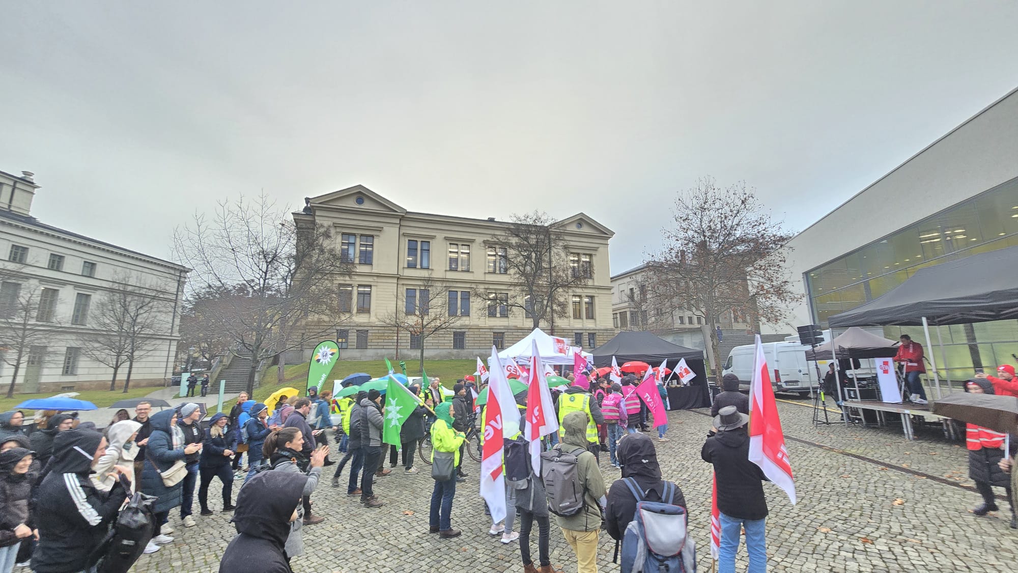 Warnstreik-auf-dem-Uniplatz-f-r-bessere-Bezahlung