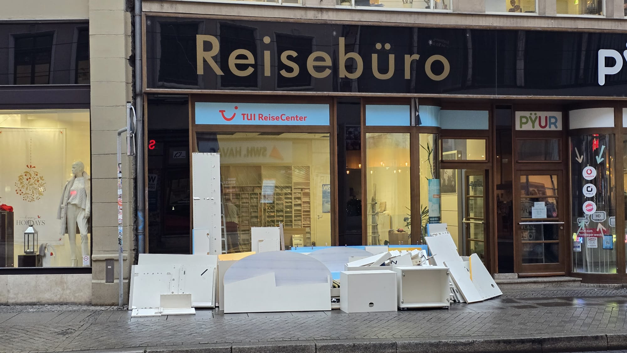 Reiseb-ro-in-der-Gro-en-Ulrichstra-e-leerger-umt-das-sagt-Vetter