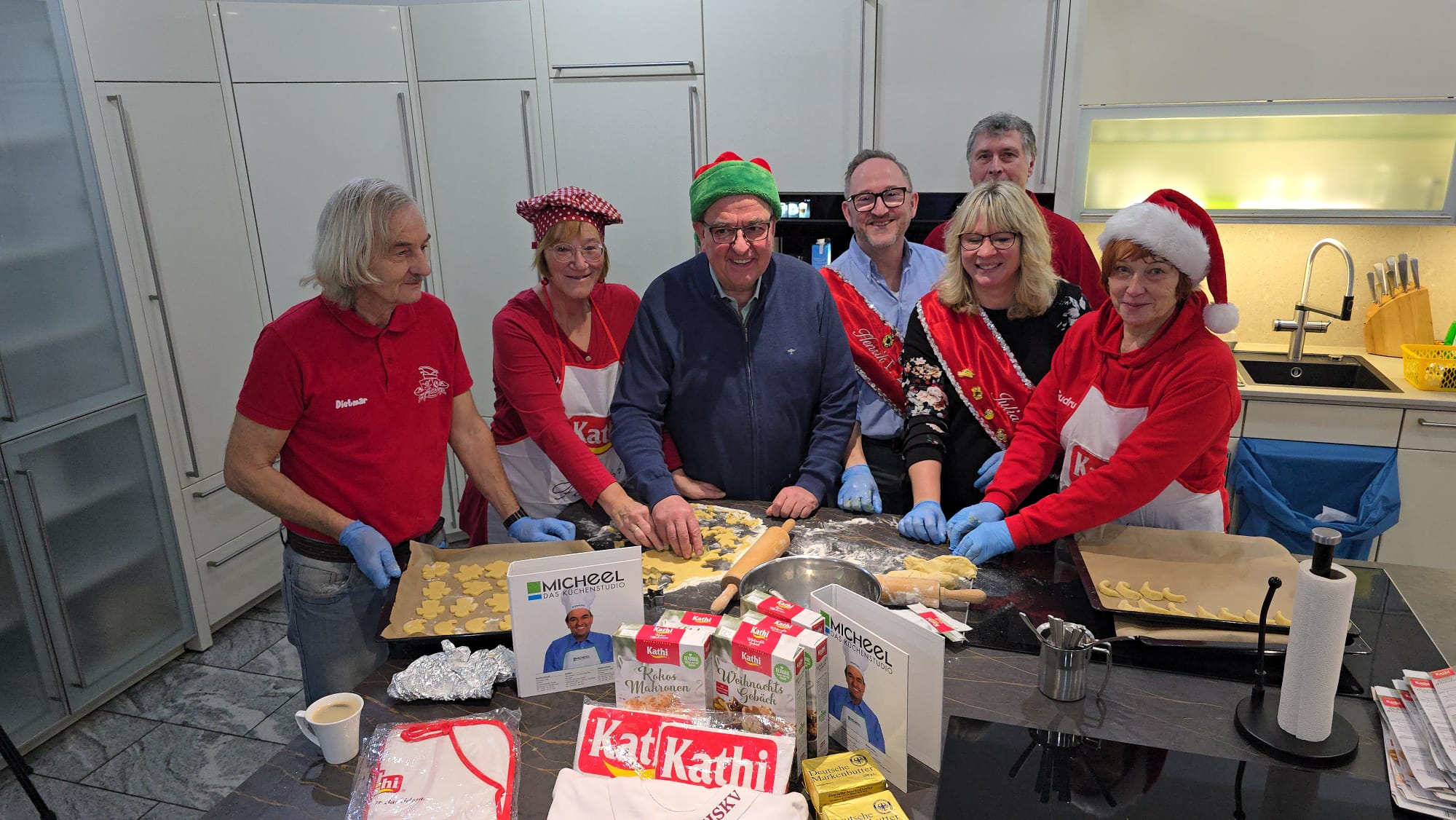Karnevalisten-backen-Weihnachtspl-tzchen-f-r-den-guten-Zweck-Stadtprinzenpaar-zeigt-soziales-Engagement