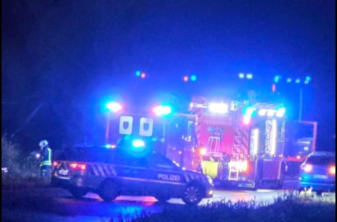 Unfall-auf-der-Europachaussee-betrunkene-Autofahrerin-f-hrt-Stra-enlaternen-und-Verkehrsschild-um-Auto-kommt-im-Geb-sch-zum-stehen