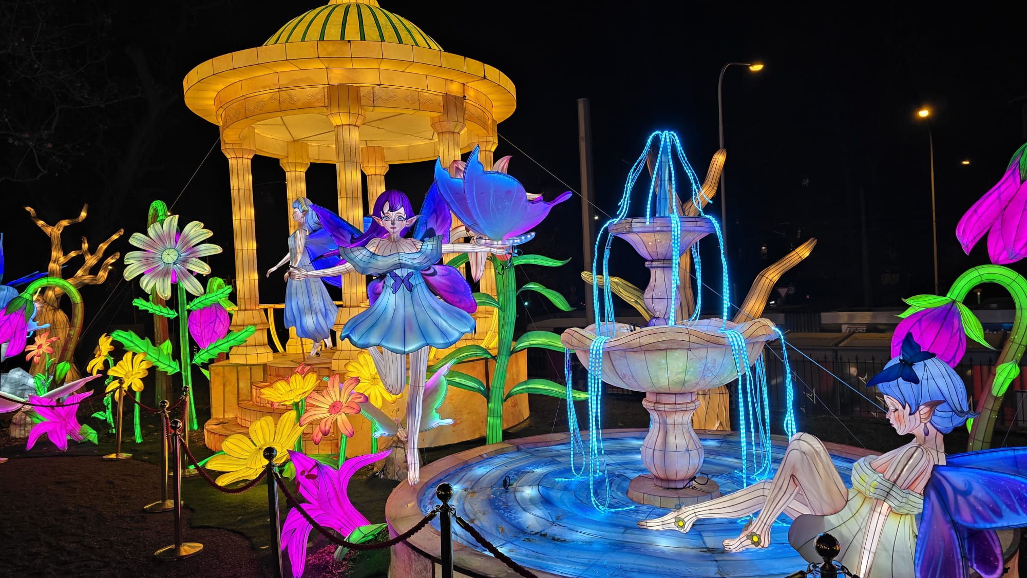 Hexen-Elfen-und-Zwerge-erobern-den-Reilsberg-in-Halle-Saale-Magische-Lichterwelten-Fantasy-Island-er-ffnet