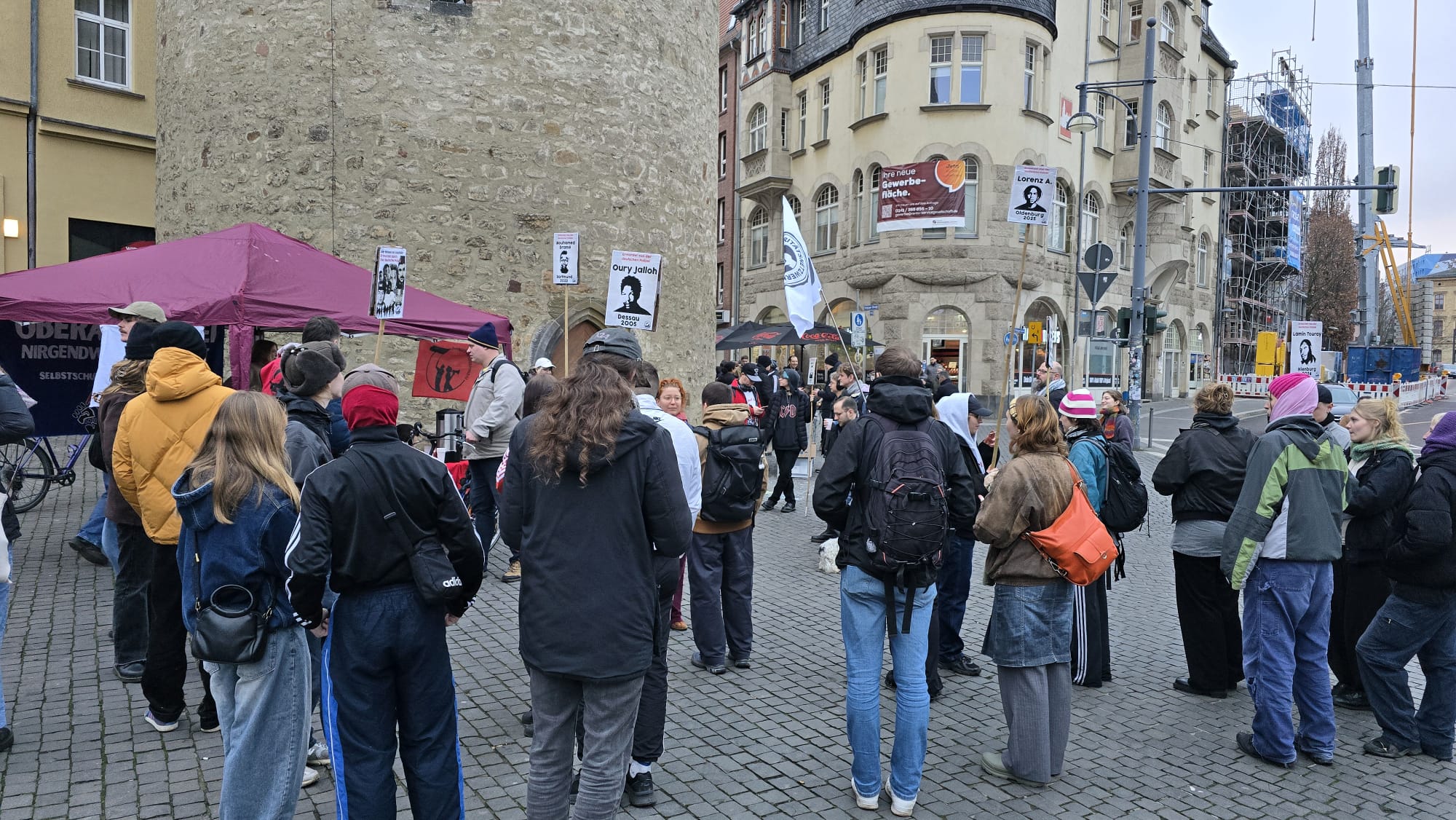 13-12-ACAB-Day-Kundgebung-und-Demonstration-in-Halle-Plakate-am-Polizeirevier
