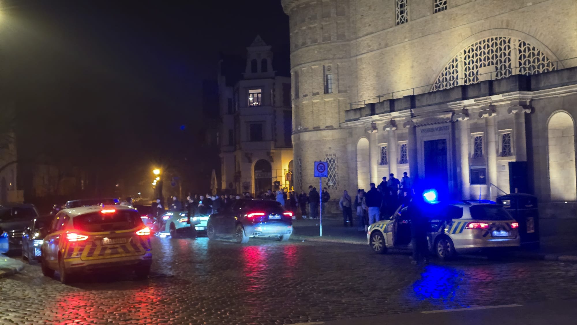 Polizeieinsatz-vor-dem-Landesmuseum